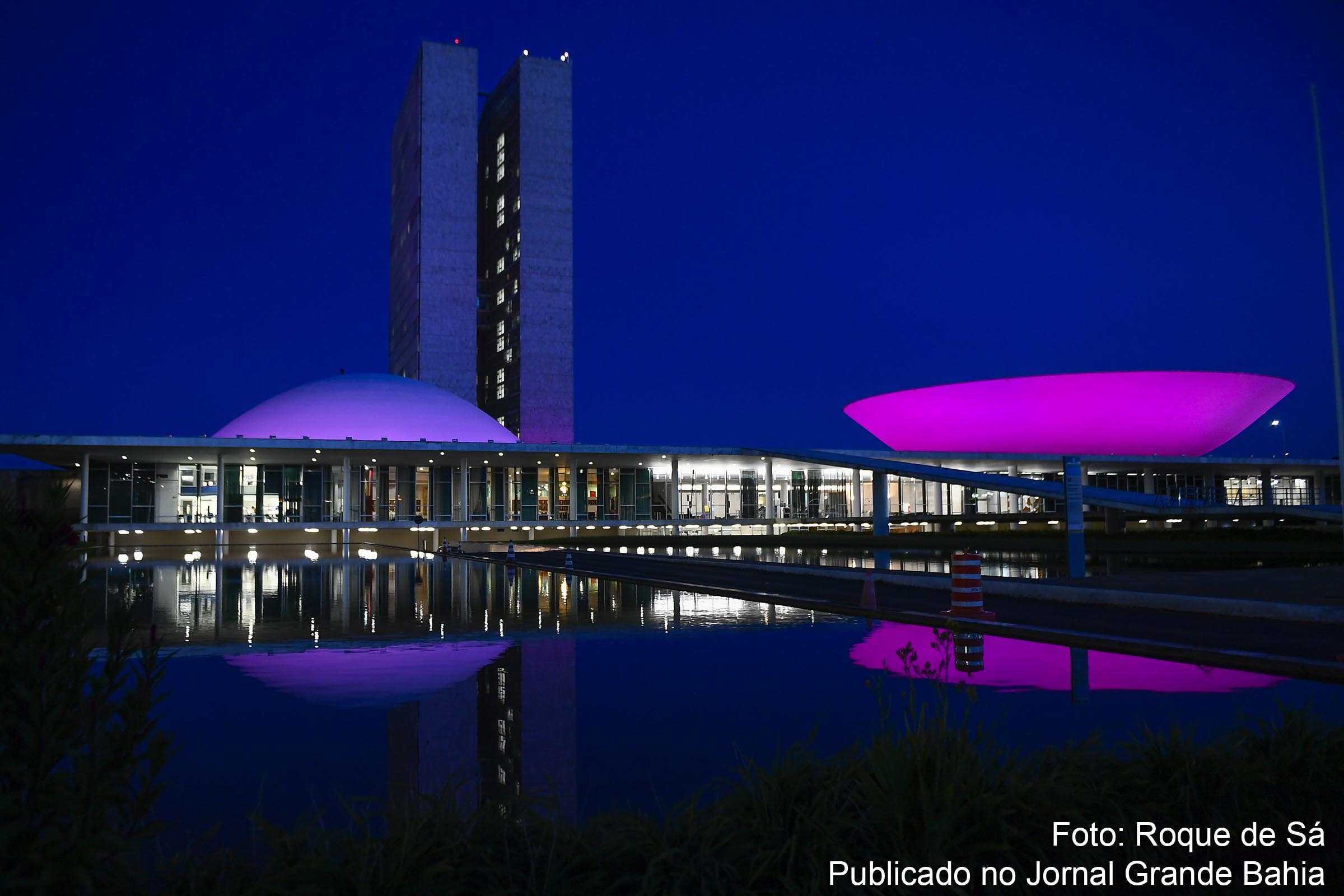 Vista noturna do Congresso Nacional do Brasil.