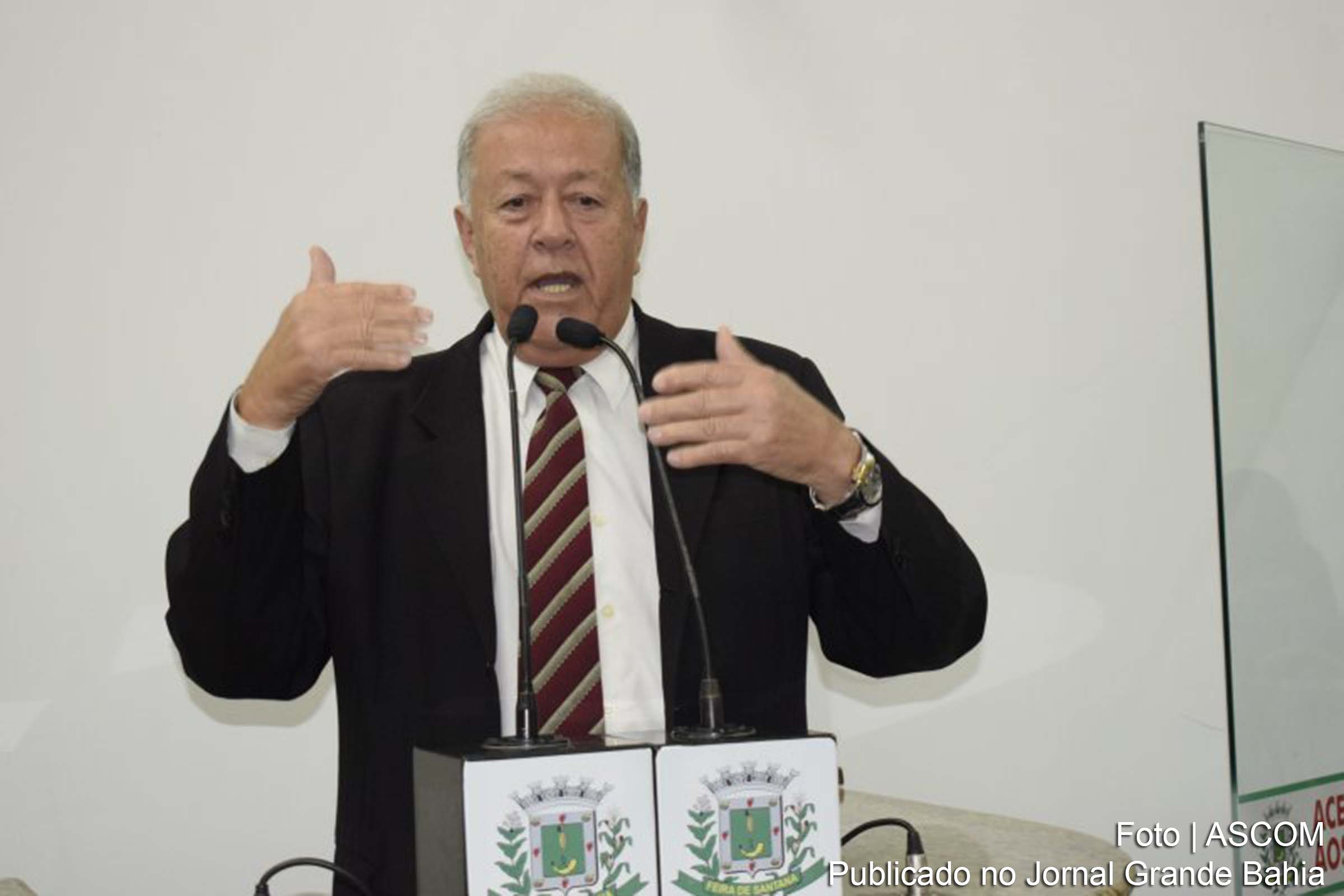 O vereador Carlito do Peixe destaca as ações da Prefeitura de Feira de Santana para a recuperação das vias, após os danos causados pela chuva. A operação inclui tanto áreas urbanas quanto rurais.