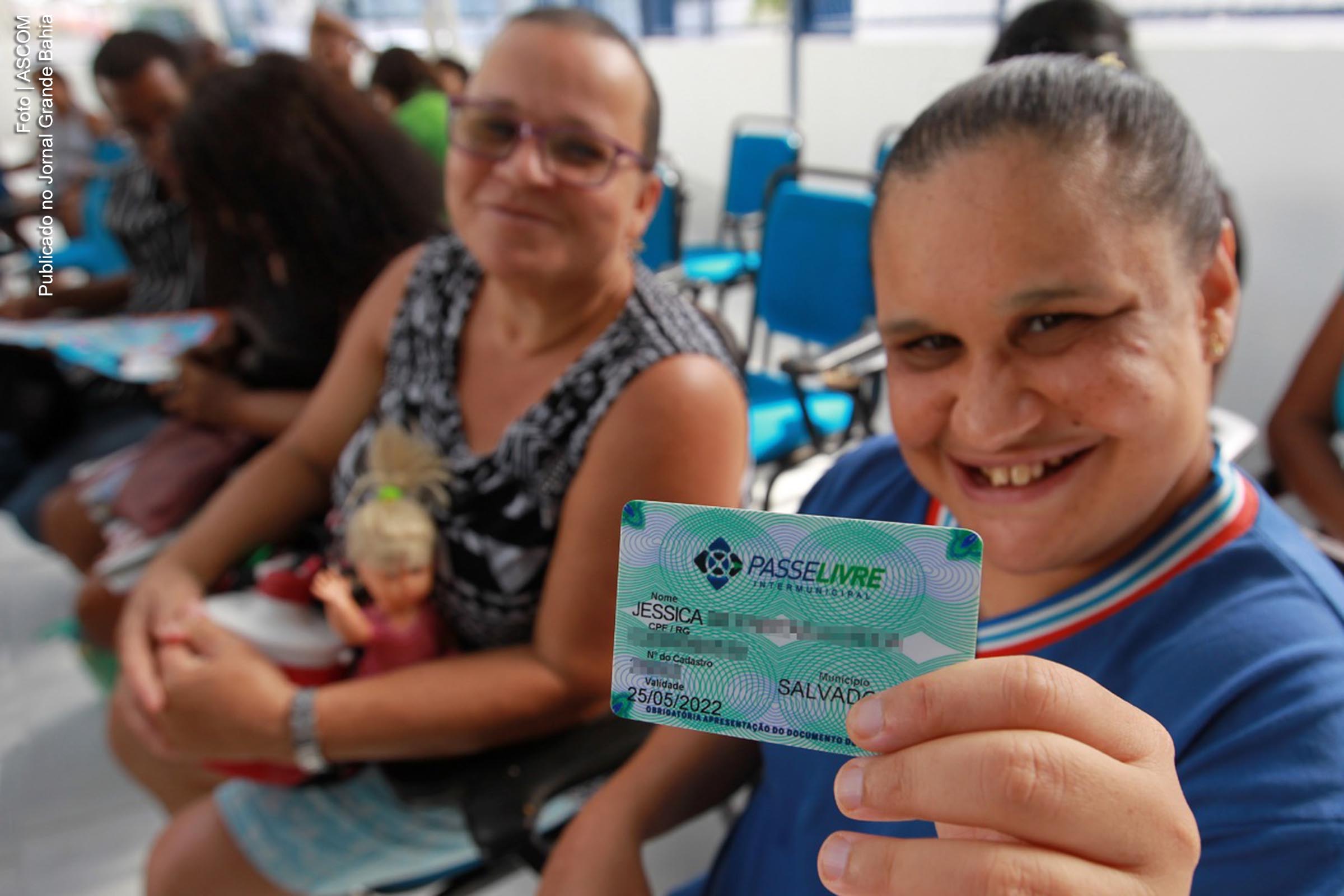 Beneficiária do Passe Livre Intermunicipal da Bahia apresenta cartão.