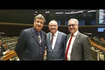 Na Câmara dos Deputados, quinta-feira, em Brasília, sessão solene aos 186 anos de Feira de Santana e a sessão, foi presidida pelo deputado federal Zé Neto (PT), contou com a presença do prefeito Colbert Martins e o presidente da Câmara de Vereadores Jose Carneiro.