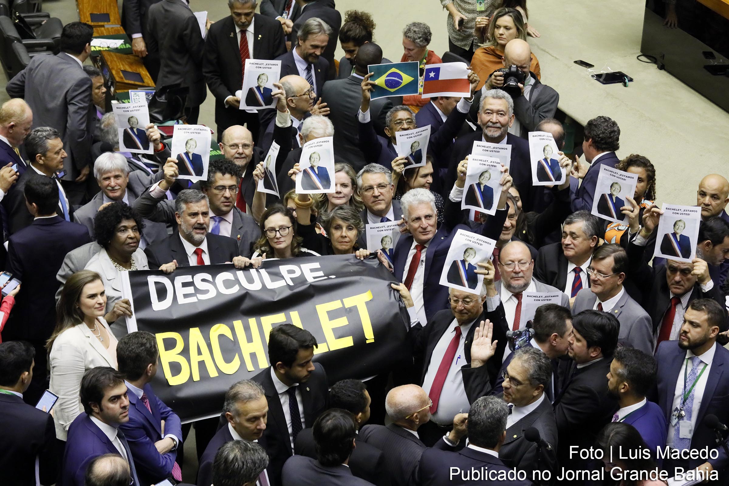 Deputados de Oposição levaram ao Plenário uma faixa com pedido de desculpas a ex-presidente do Chile Michelle Bachelet, comissária das Nações Unidas para os Direitos Humanos.