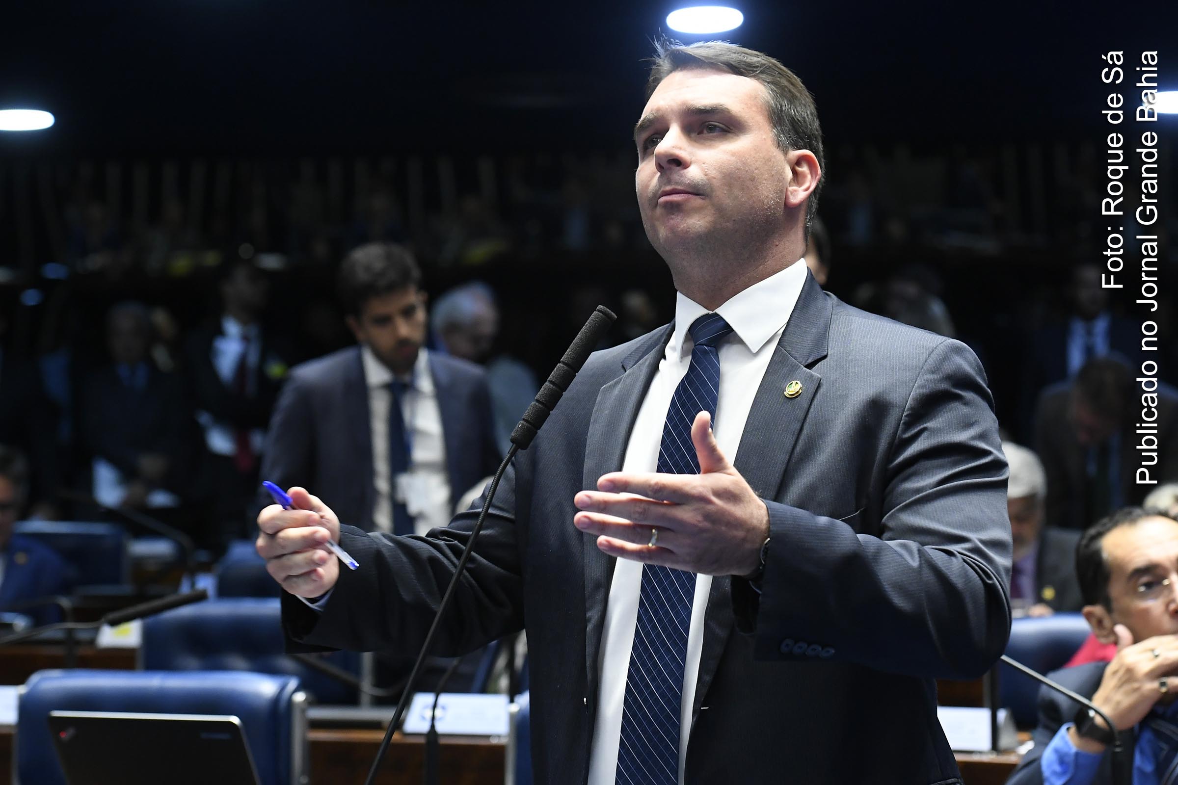 Senador Flávio Bolsonaro prega desfiliação de quem continuar no Governo Witzel; Extremistas de direita entram em confronto político
