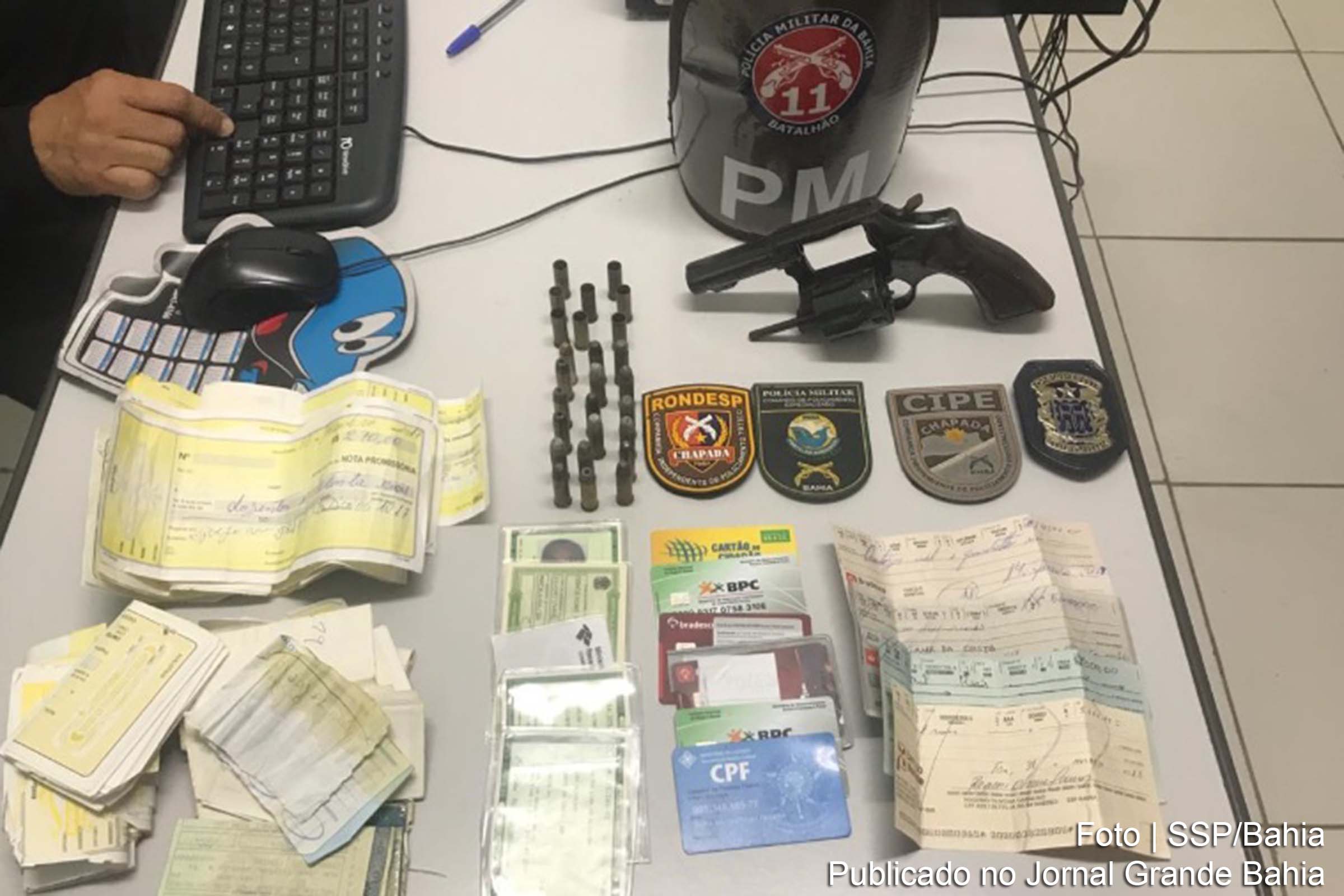 Foram encontrados promissórias, cartões de banco e de benefícios sociais, cheques em nome de diferentes pessoas, um revólver calibre 38 e munições.