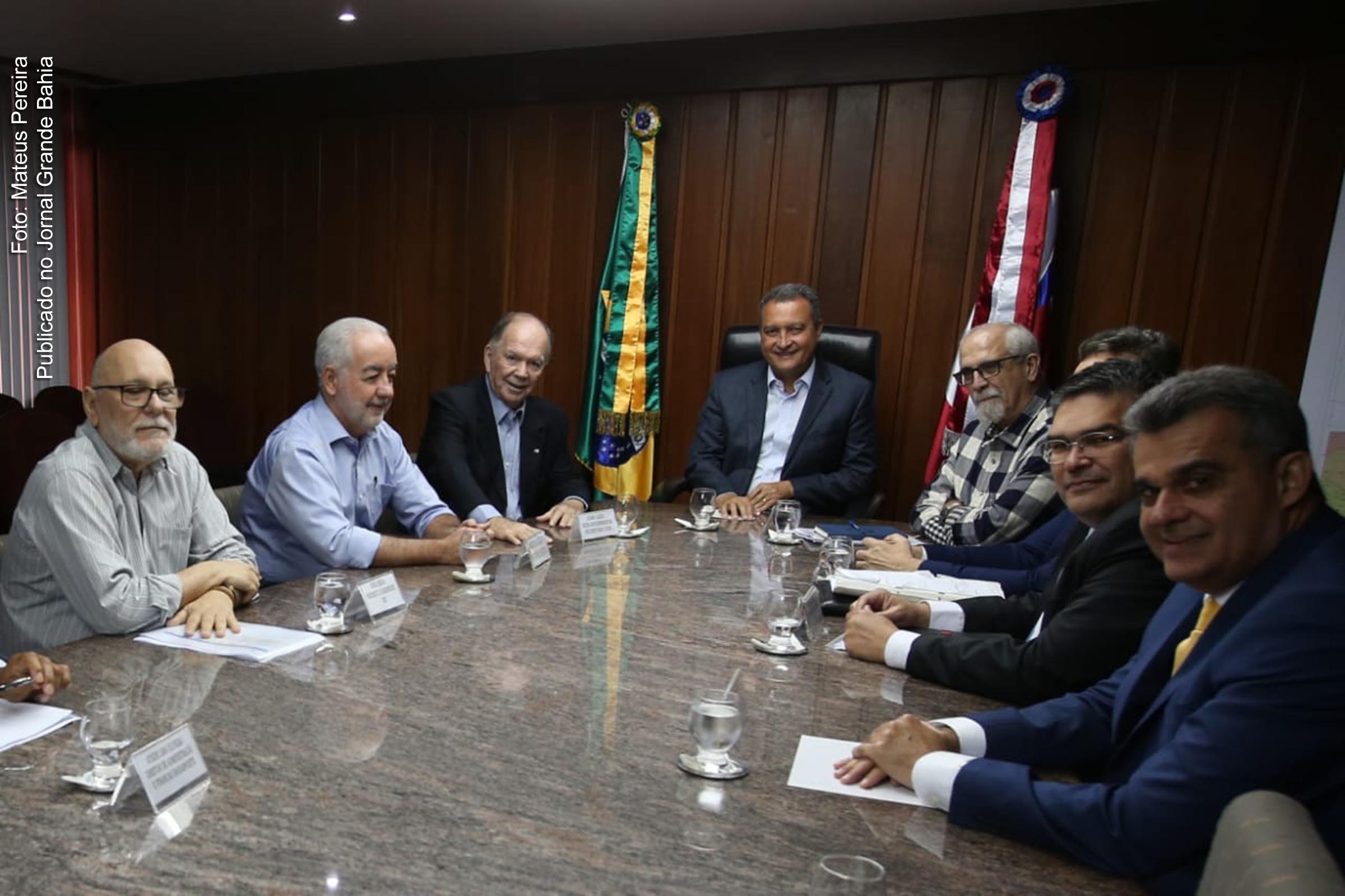 Governador Rui Costa, ao lado do vice-governador João Leão e membros do Governo da Bahia.