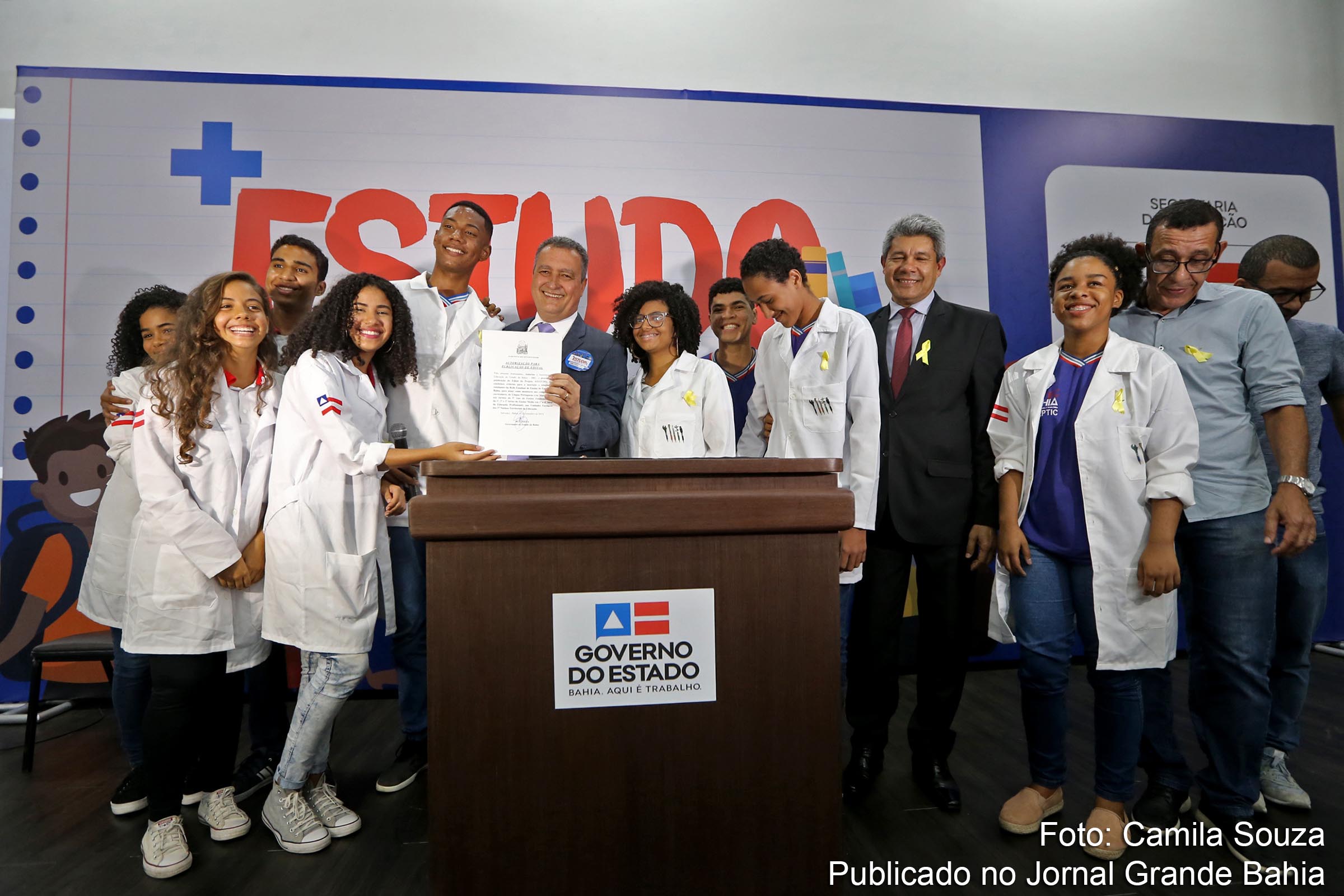Governador Rui Costa e secretário estadual Jerônimo Rodrigues e estudantes da rede estadual da Bahia comemoram lançamento do Programa + Estudo.