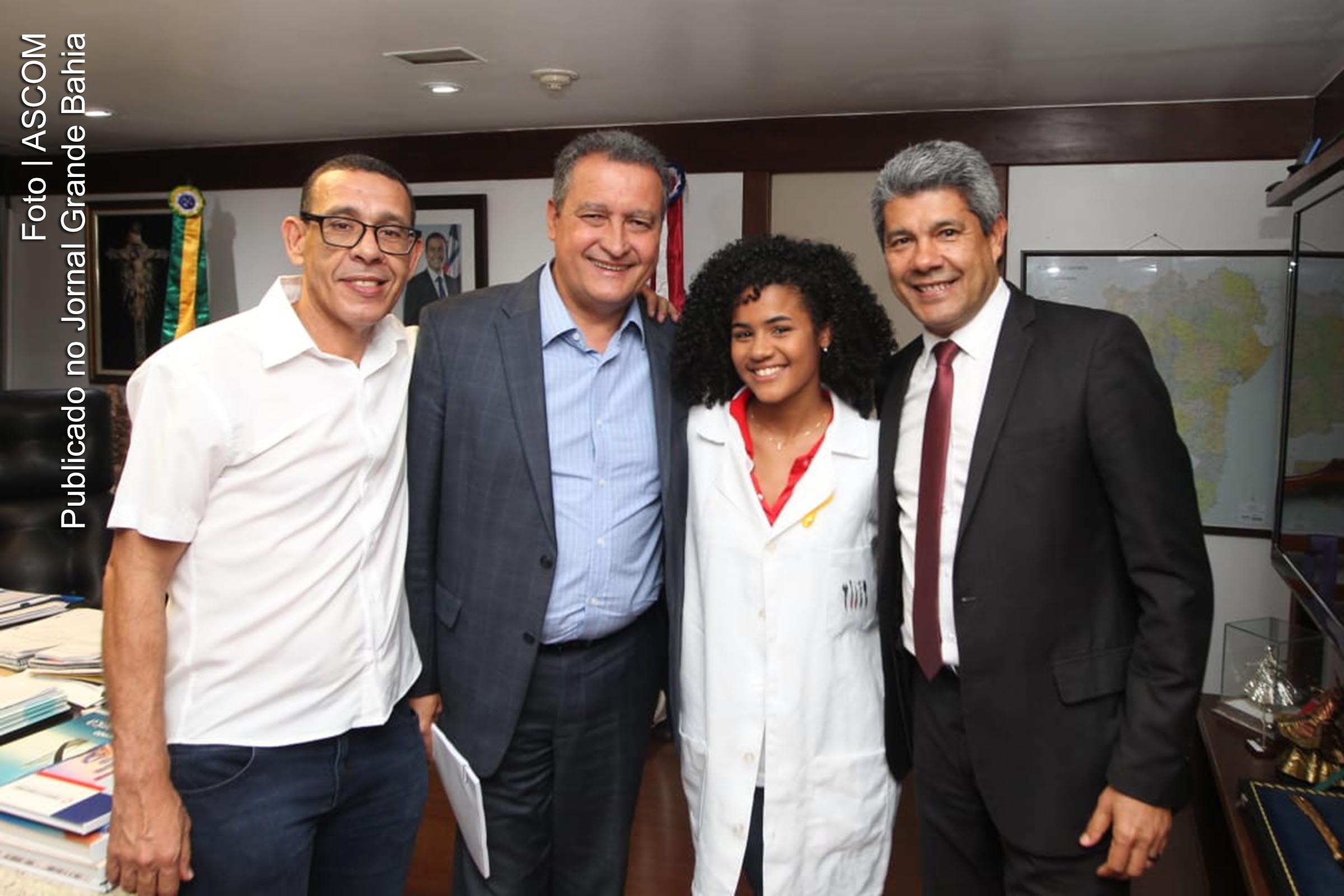 Governador Rui Costa e secretário estadual Jerônimo Rodrigues recebem Camilly Gabrielle, aluna do programa Mais Estudo.