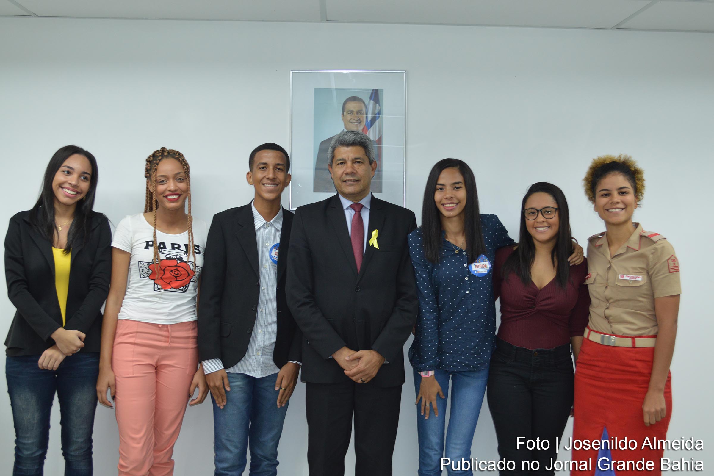 Secretário da Educação da Bahia, Jerônimo Rodrigues ao lado de deputados federais no Parlamento Jovem Brasileiro 2019.
