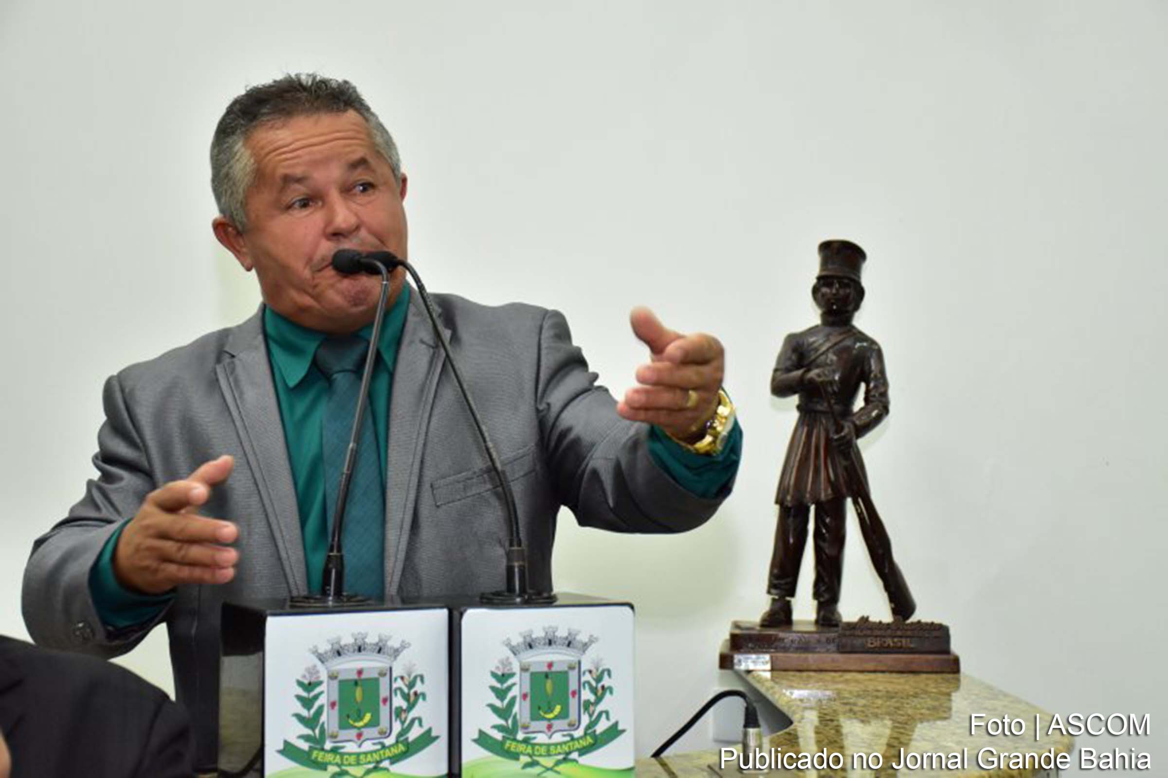 José Menezes (Zé Filé): é uma tristeza, é uma vergonha este tipo de administração que a gente tem em Feira de Santana. Esses filhos de Deus são estagiários, estudam para prestar seu serviço, já ganham pouco e ainda tiram o dinheiro do vale transporte.