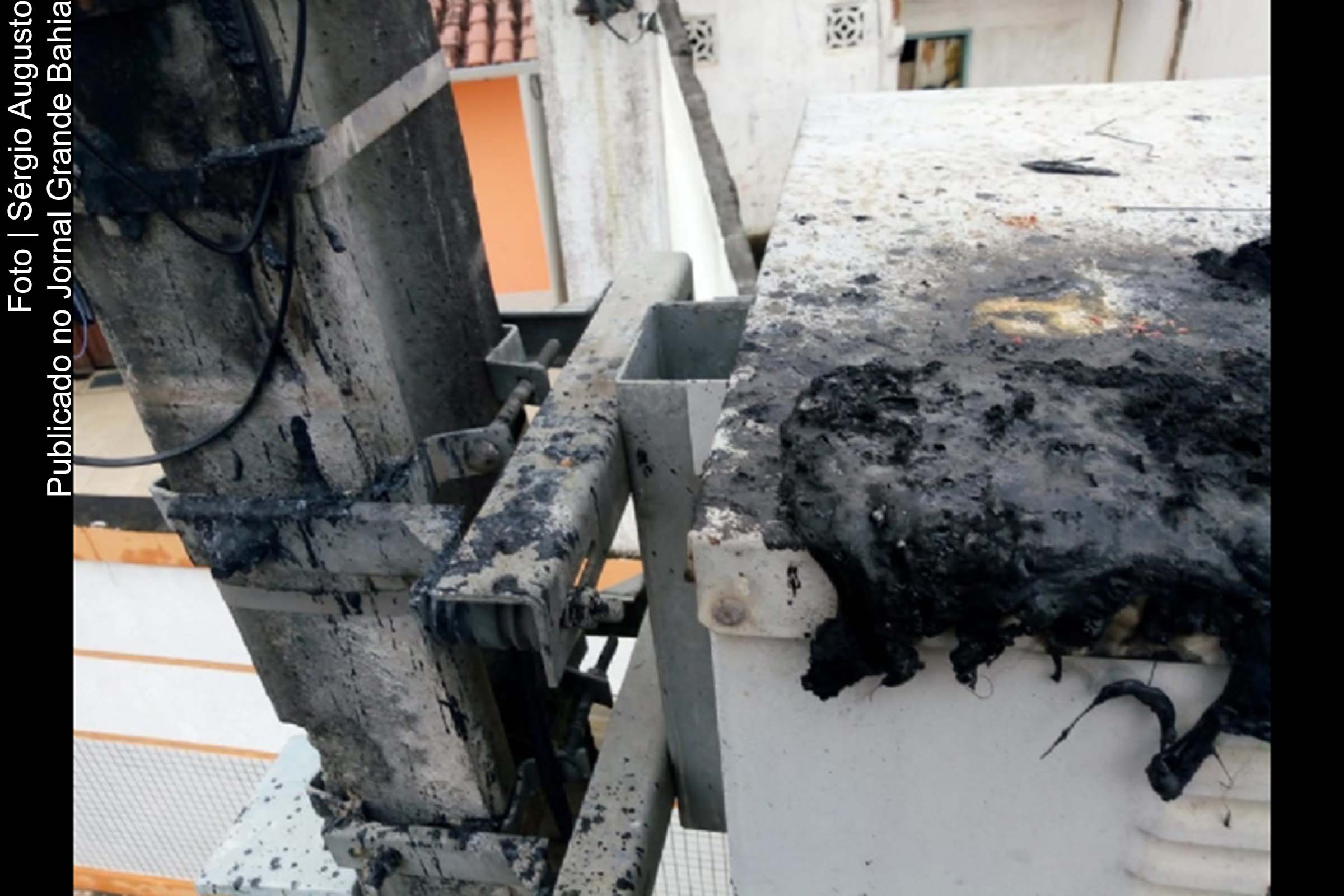 Ligações clandestinas de internet na rede de energia elétrica das vias públicas de Feira de Santana.