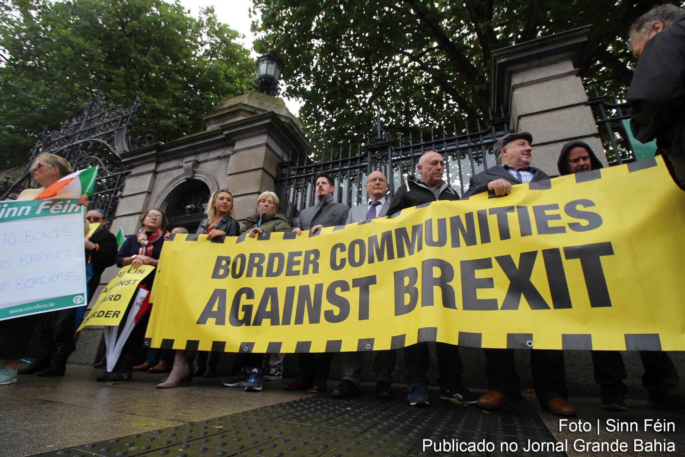 Membros das comunidades do Reino Unido protesta contra o primeiro-ministro britânico Boris Johnson.