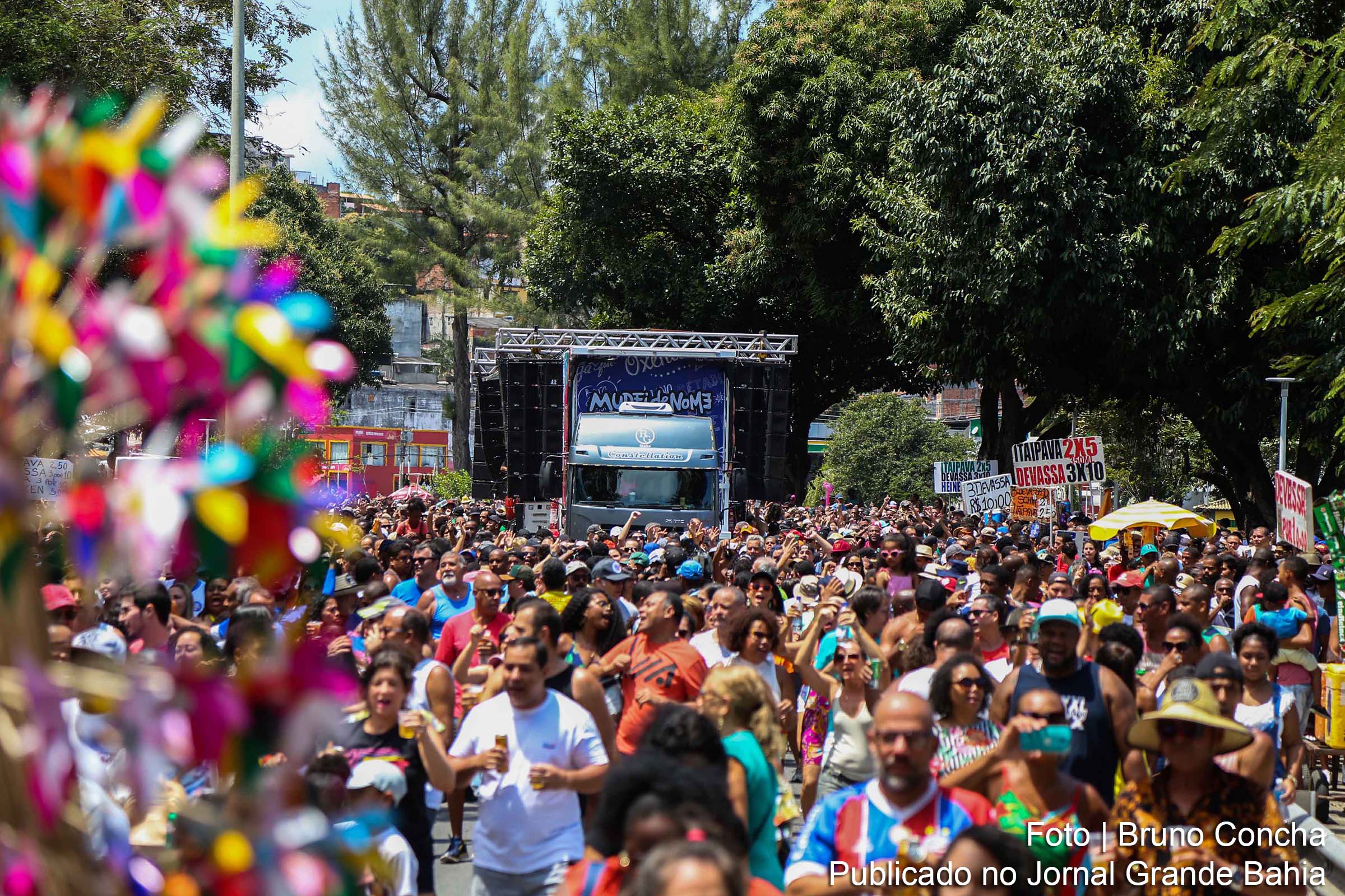 Banda MUDEIdeNOME atrai multidão ao Dique do Tororó, em Salvador.