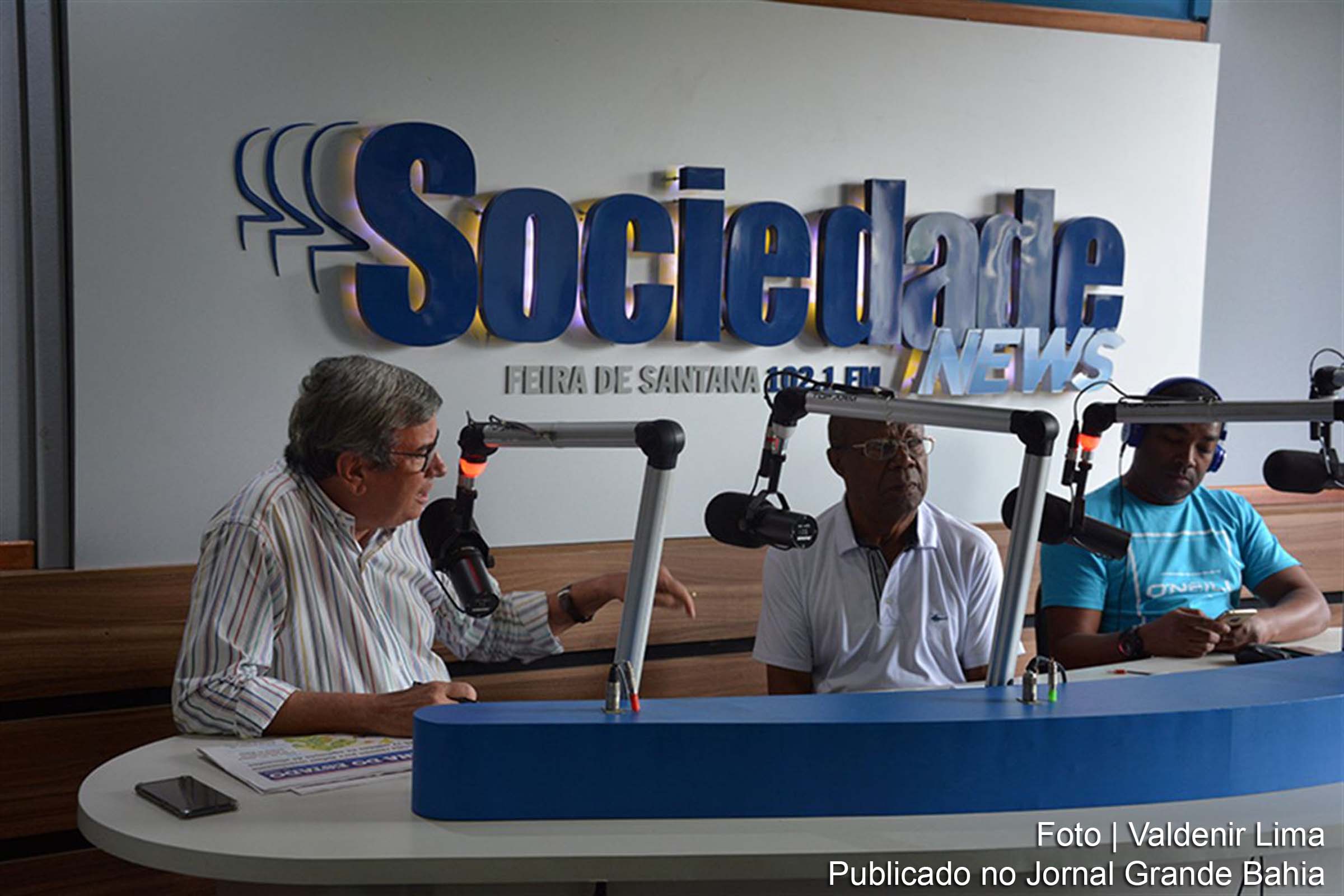 Prefeito Colbert Martins Filho durante entrevista ao Programa do radialista Silvério Silva, na Rádio Sociedade News.