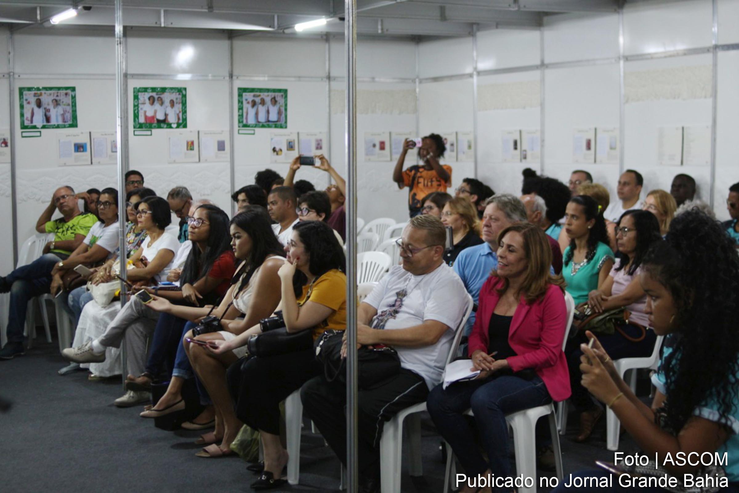 Público participa da edição 2019 da Feira do Livro de Feira de Santana.