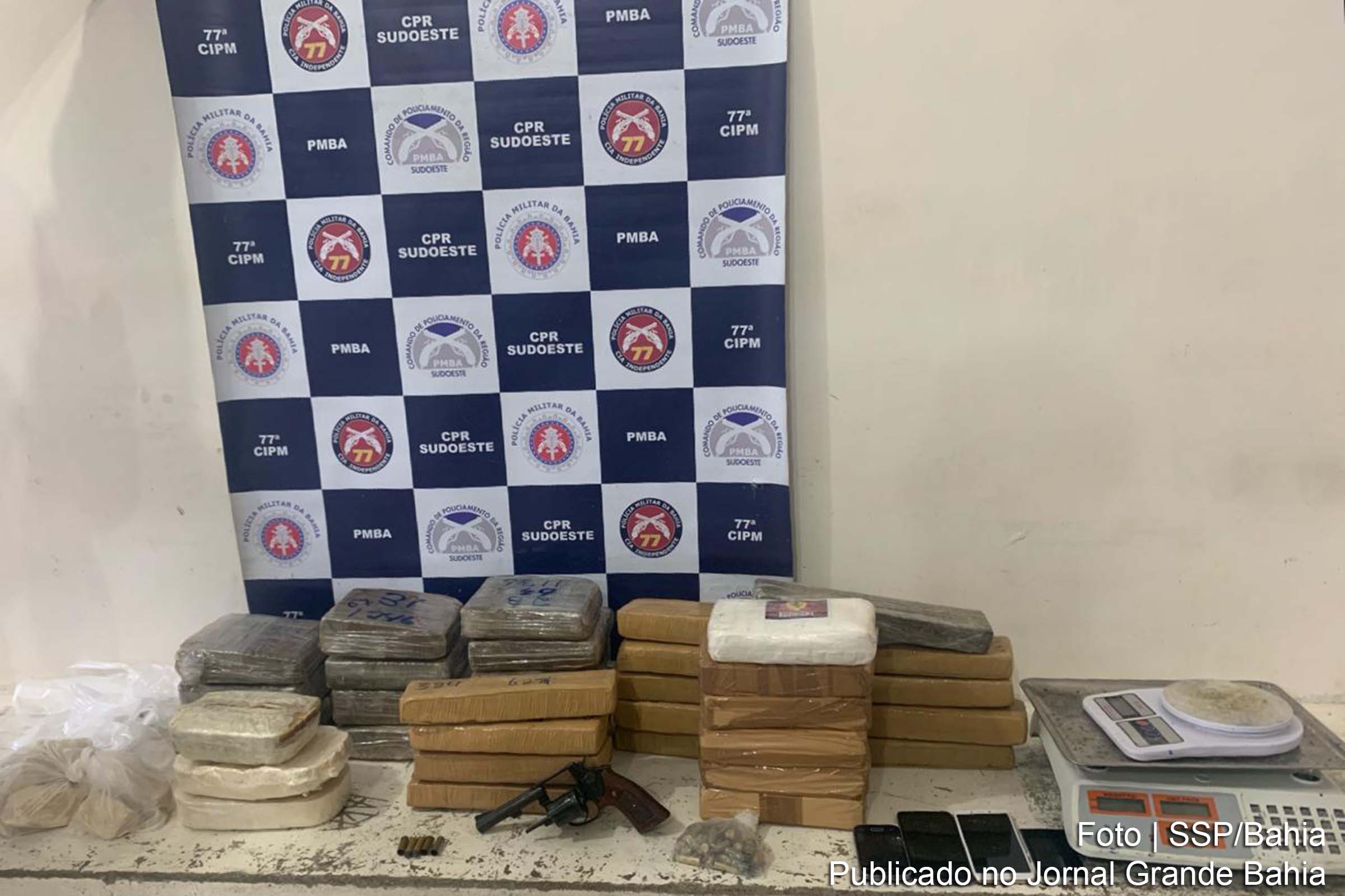 Em Vitória da Conquista, quarenta quilos de drogas foram apreendidos pela PM.