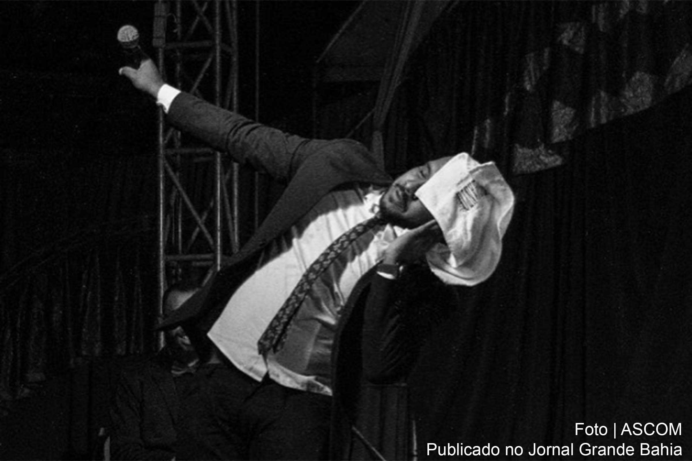 Cena do espetáculo 'Santo Riso'