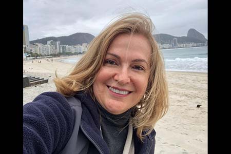 A médica Valcy Ribeiro festejada pelo aniversário.