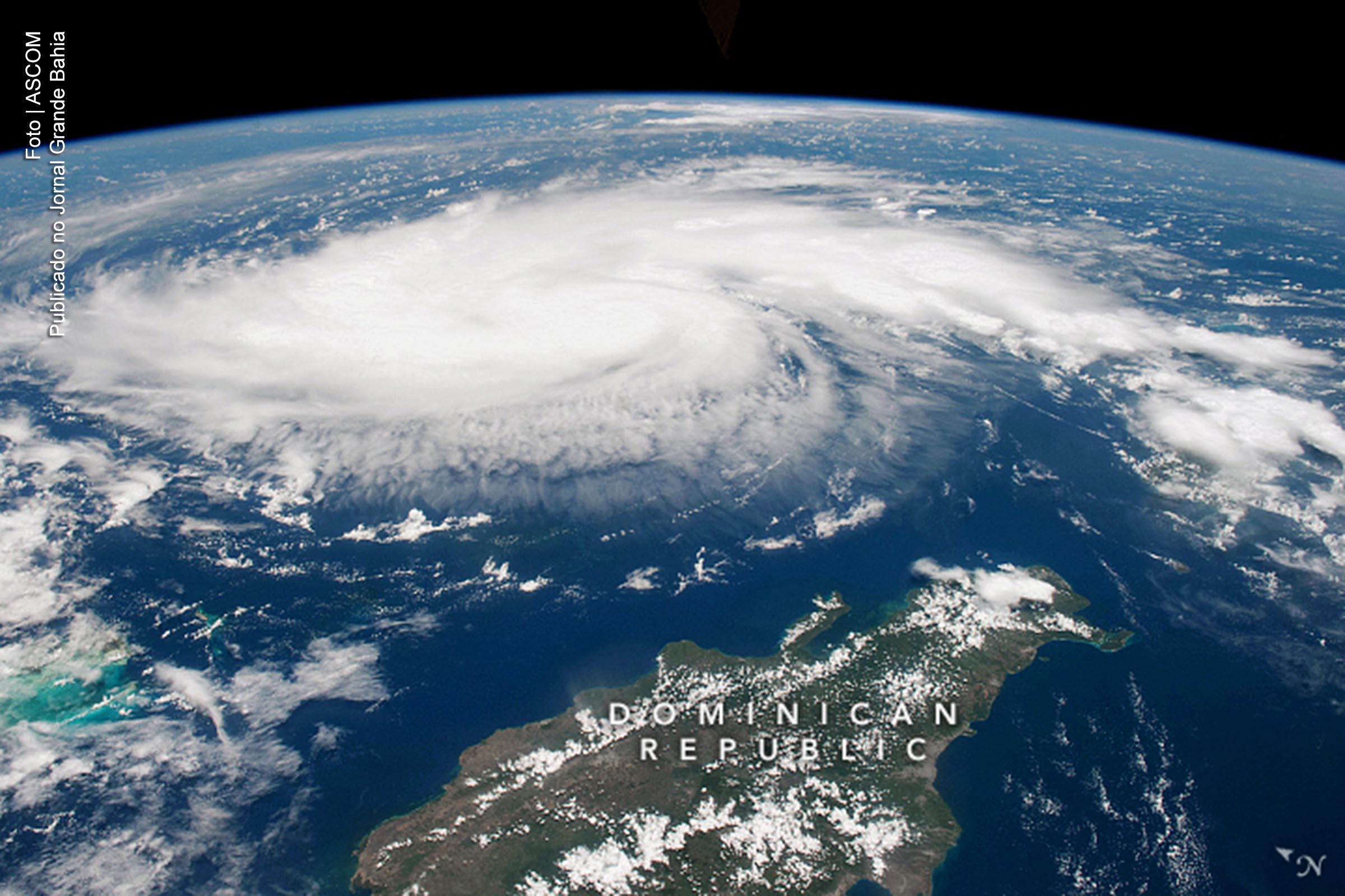Vista aérea do furacão Dorian, com intensidade da categoria 3, ao o norte das Bahamas e a costa leste da Flórida, nos EUA.