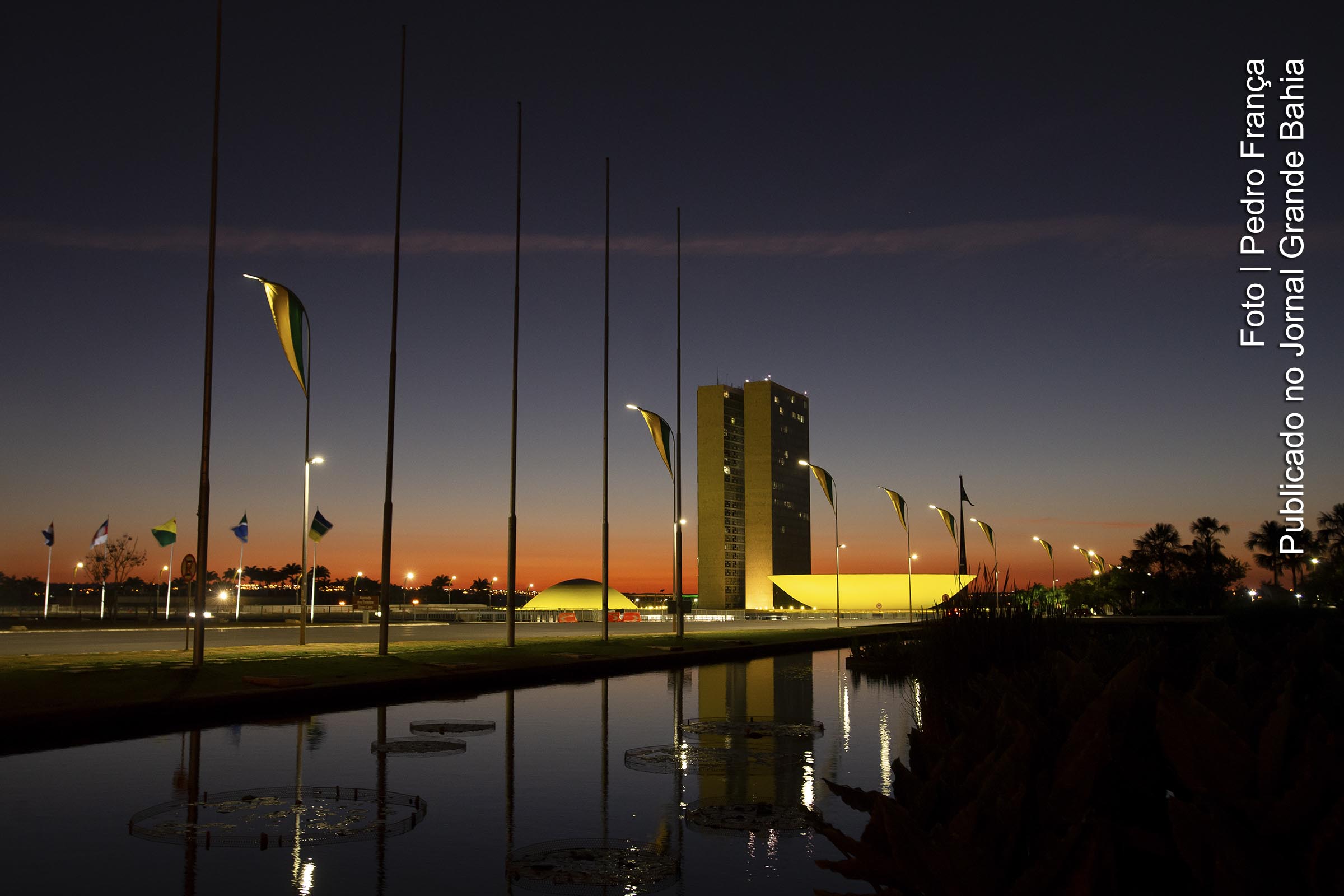 Vista noturna do Congresso Nacional do Brasil, em Brasília, DF.