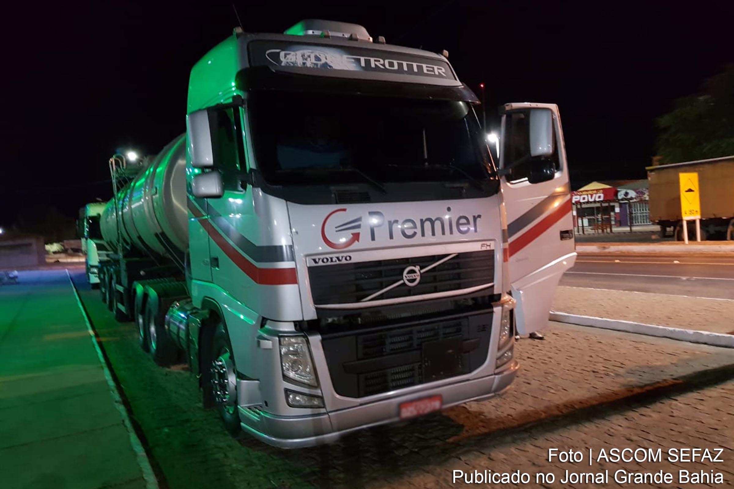 Caminhão com carga de etanol é apreendido pela SEFAZ Bahia. Quando o combustível adquirido de forma irregular chega aos postos, a prática mais comum é a mistura do álcool à gasolina em proporções muito acima da permitida por lei, como aconteceu com o posto 2S, em Conceição do Jacuípe.