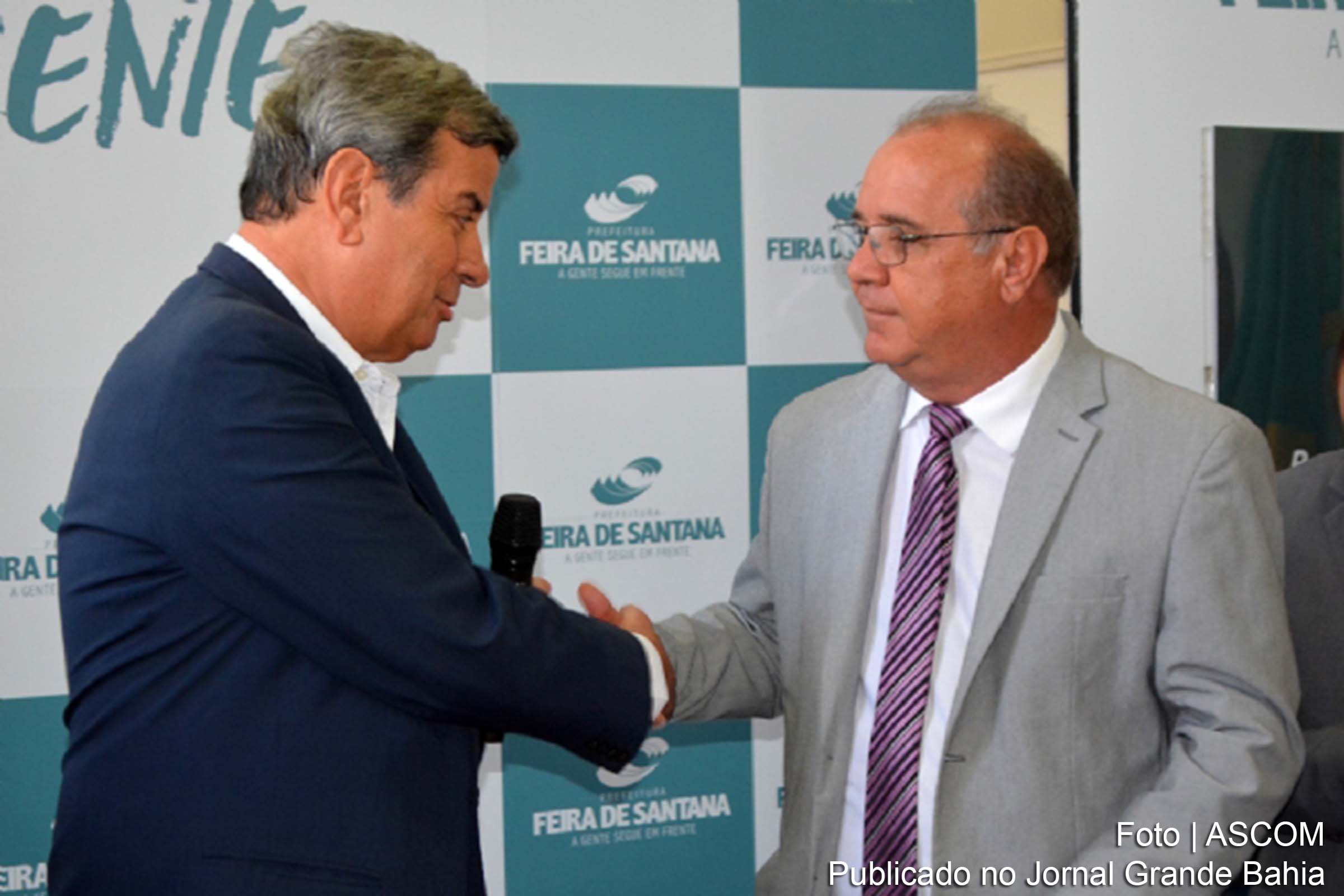 Prefeito em exercício, José Carneiro Rocha, presidente licenciado da Câmara Municipal de Feira de Santana, transmitiu o cargo ao titular da pasta, Colbert Martins da Silva Filho.