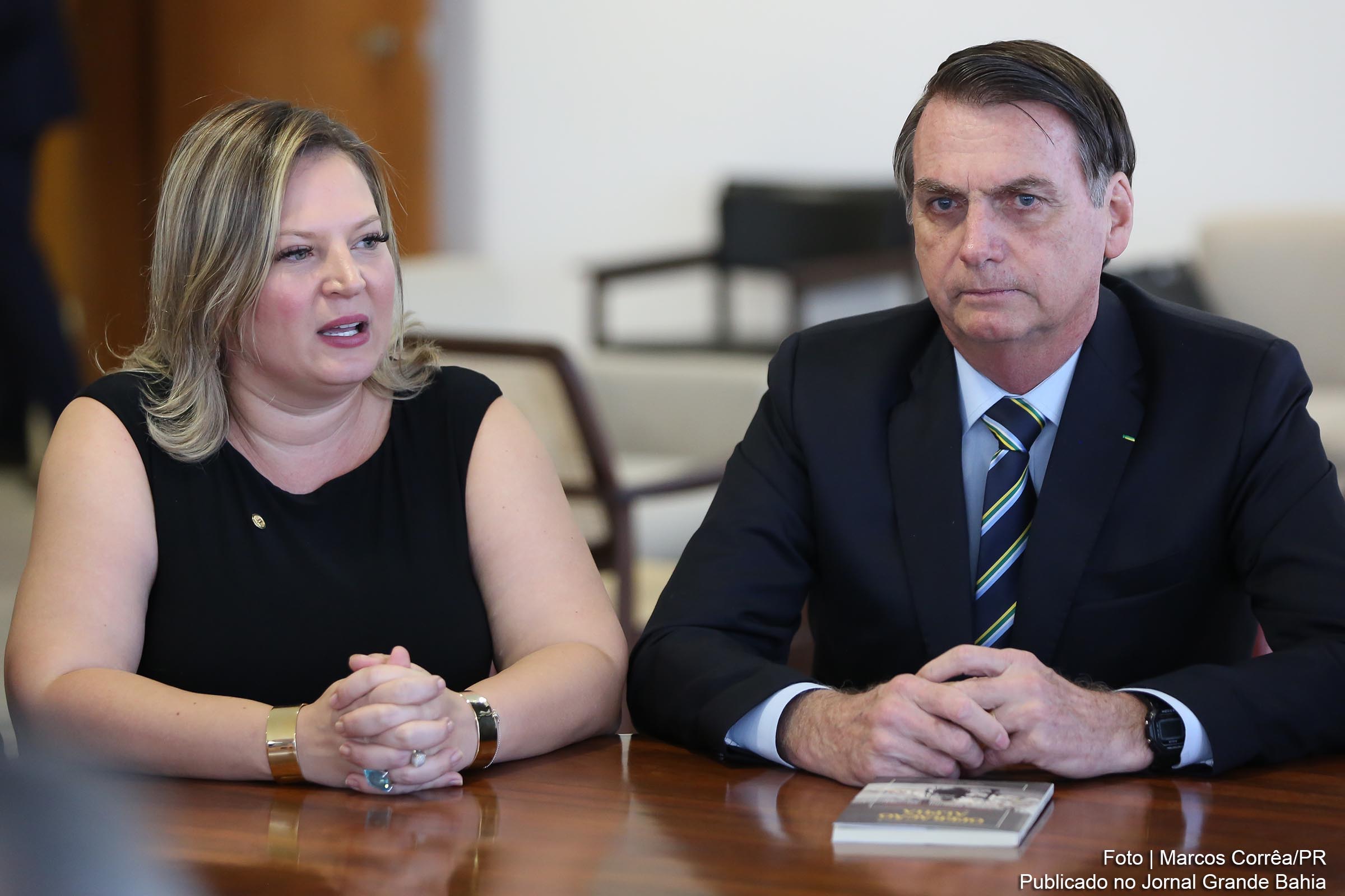 Deputada Joice Hasselmann (PSL-SP) e Jair Bolsonaro (PSL-RJ), presidente da República. Ex-líder do Governo Bolsonaro no Congresso Nacional conflita com filhos do presidente. Autofagia atinge membros da extrema-direita.
