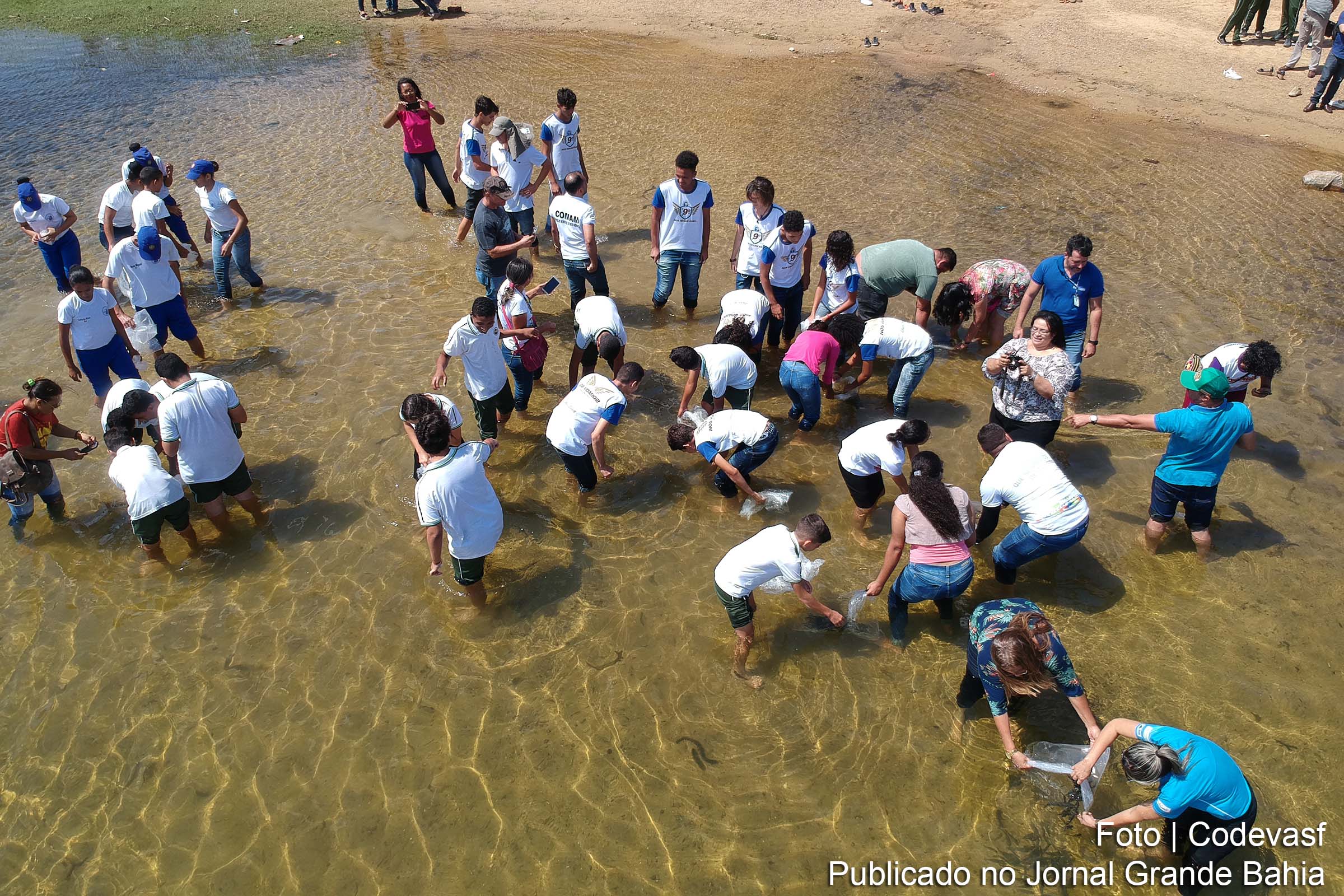 Estudantes durante ação de educação ambiental e revitalização do rio São Francisco.