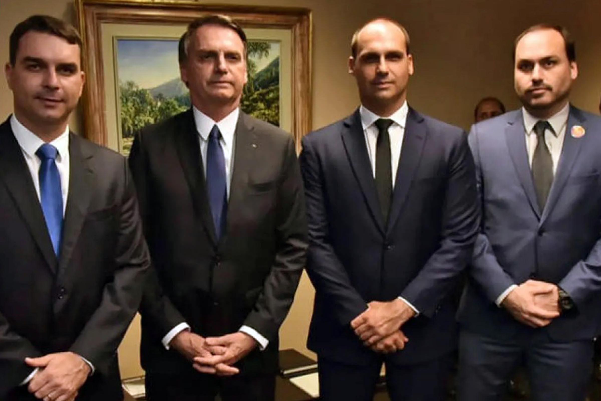 A tibieza moral e física do clã Bolsonaro está conduzindo o Brasil ao caos | Por Sérgio Jones