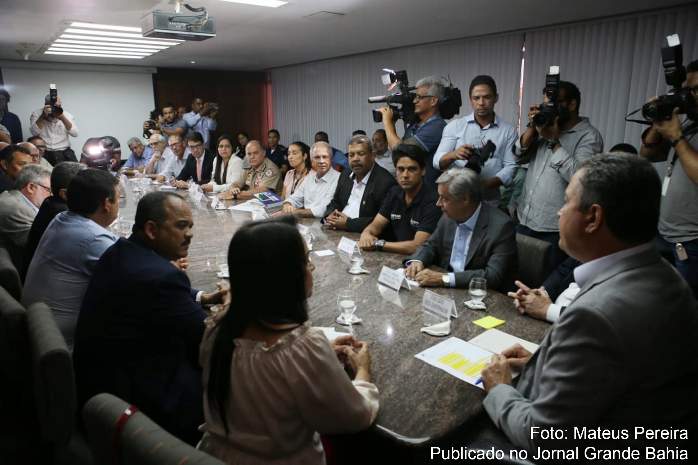 Governador Rui Costa reunido com prefeitos e dirigentes da Defesa Civil dos municípios para informar sobre medidas que objetivam recuperar áreas degradas por manchas de óleo, oriundas de alto-mar.