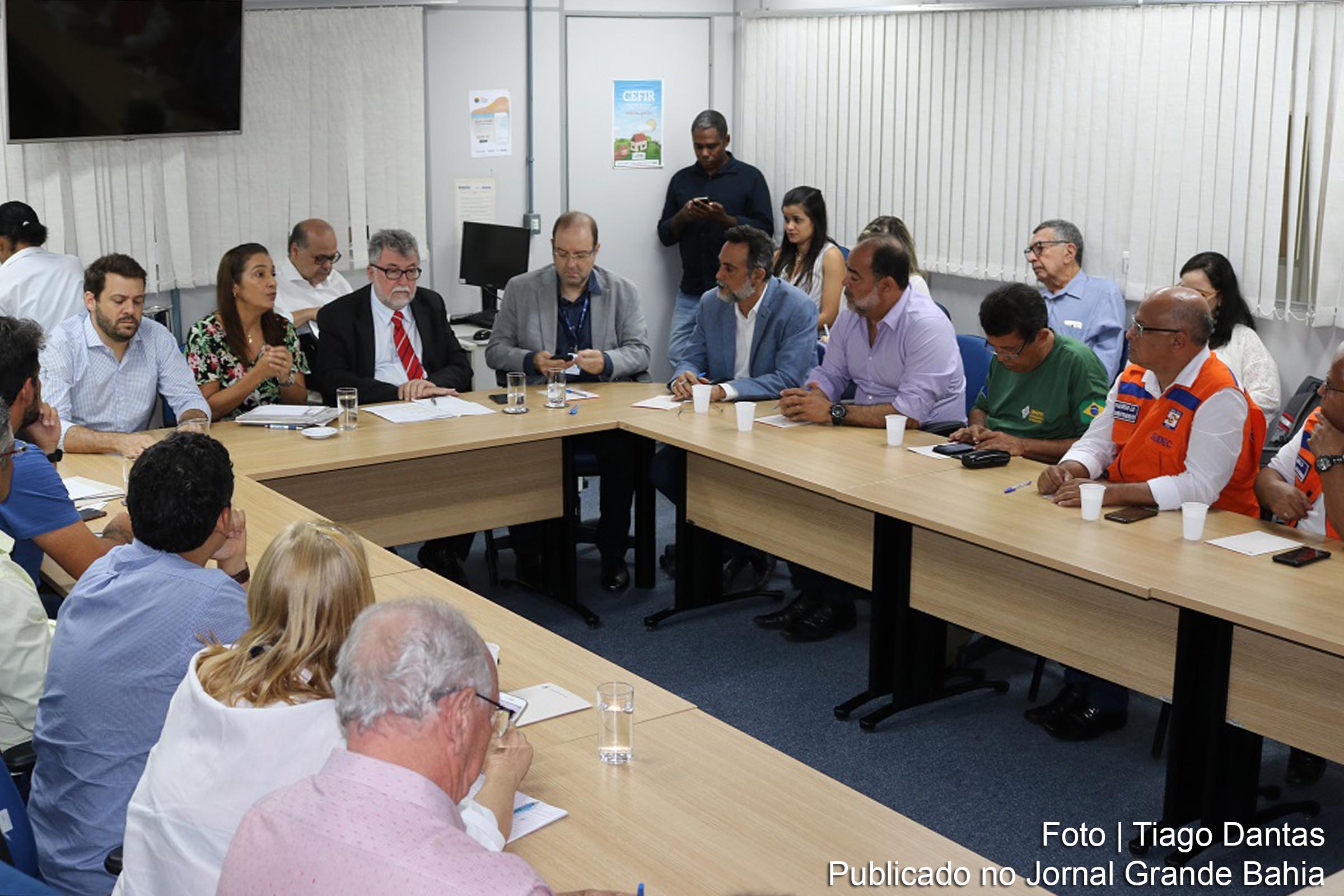 Grupo composto por INEMA e SEMA debate ações para conter dano ambiental causado por derramamento de petróleo nas praias.