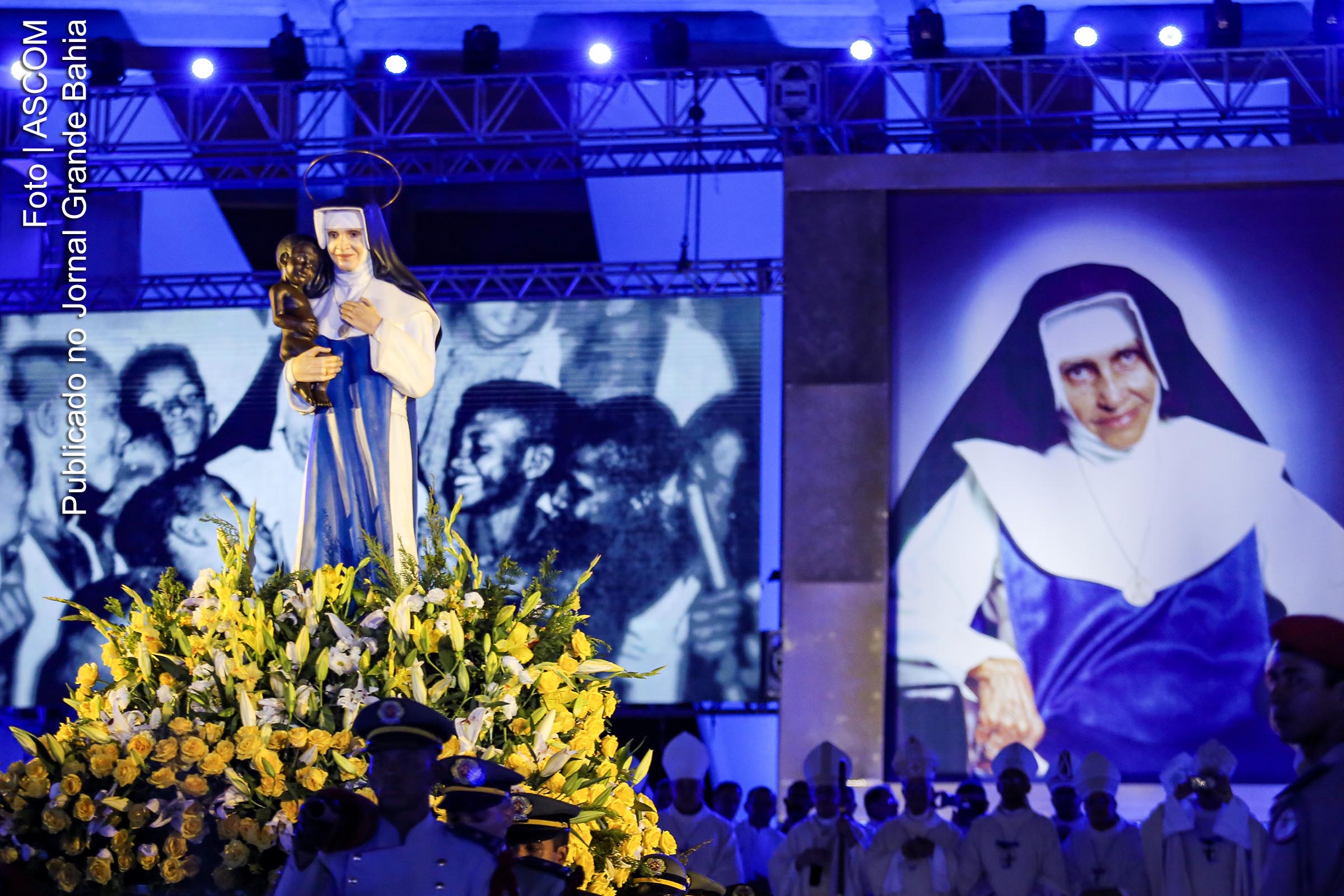 Imagem de Santa Dulce dos Pobres é apresentada durante missa.