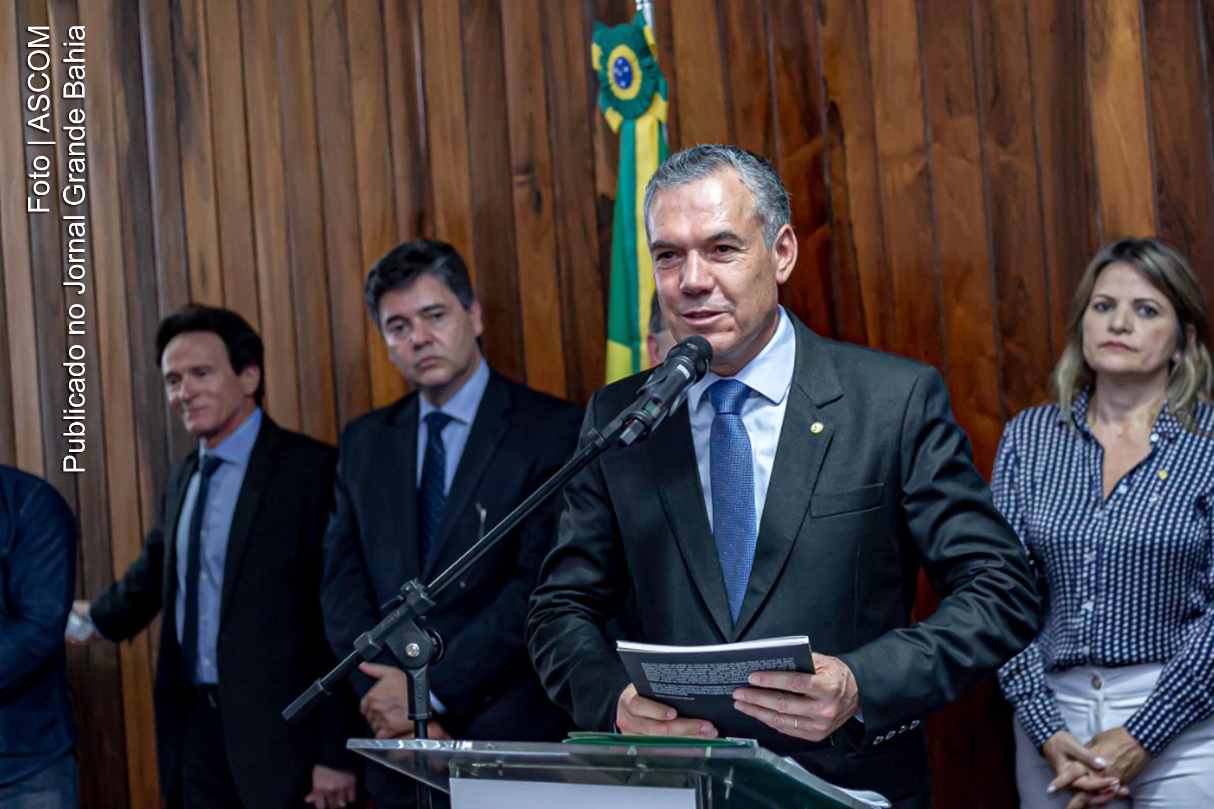 Livro aponta 14 mil obras públicas paradas; Custo é de R$ 70 bilhões