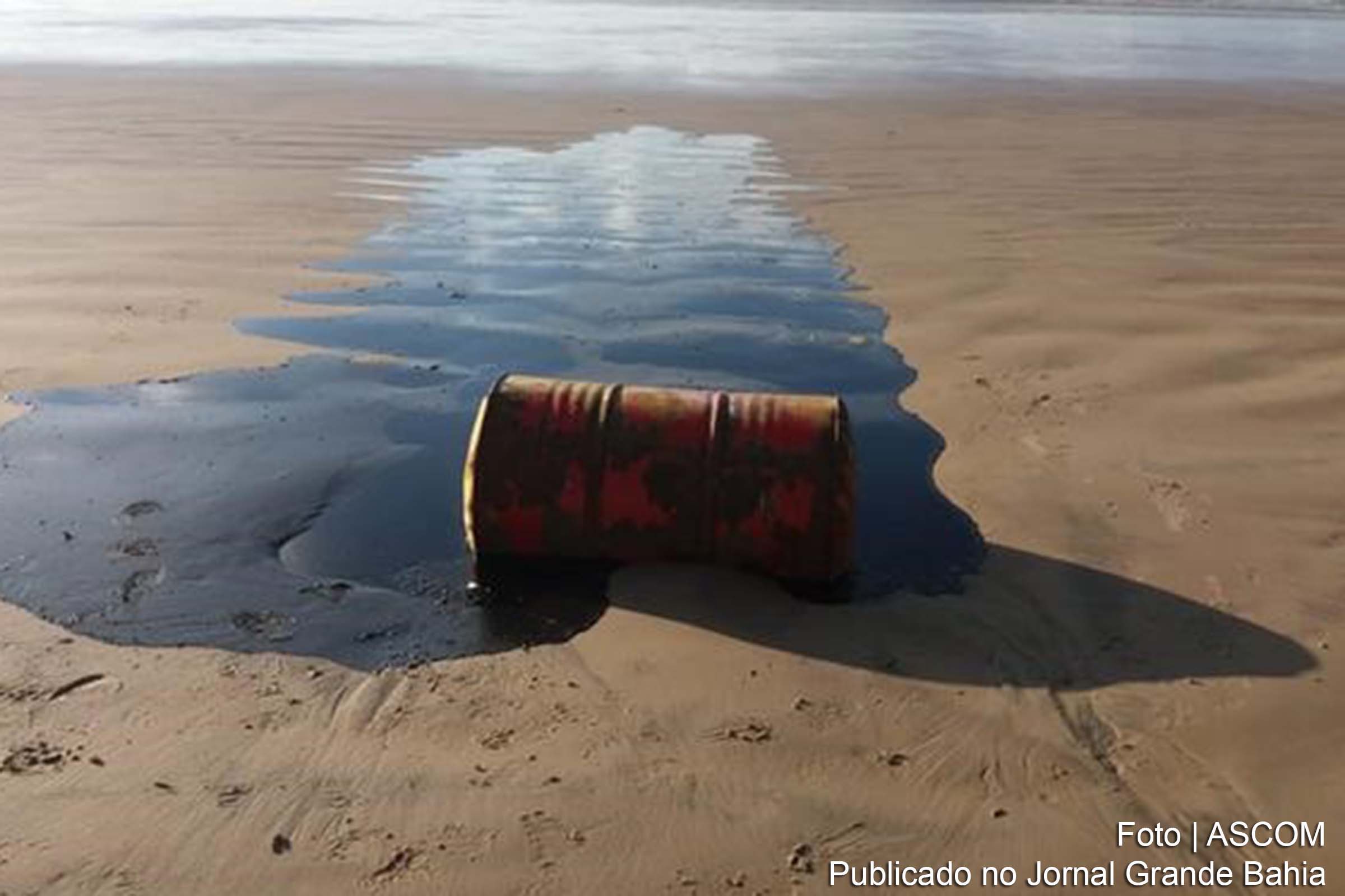 Manchas e vestígios de óleo atingiram mais de 200 praias do Nordeste.