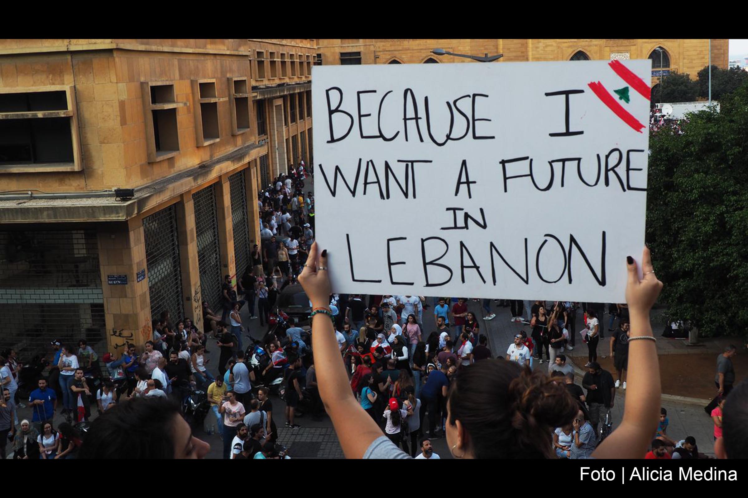 Milhares de pessoas promoveram protestos no domingo (20/10/2019) em Beirute, no Líbano.