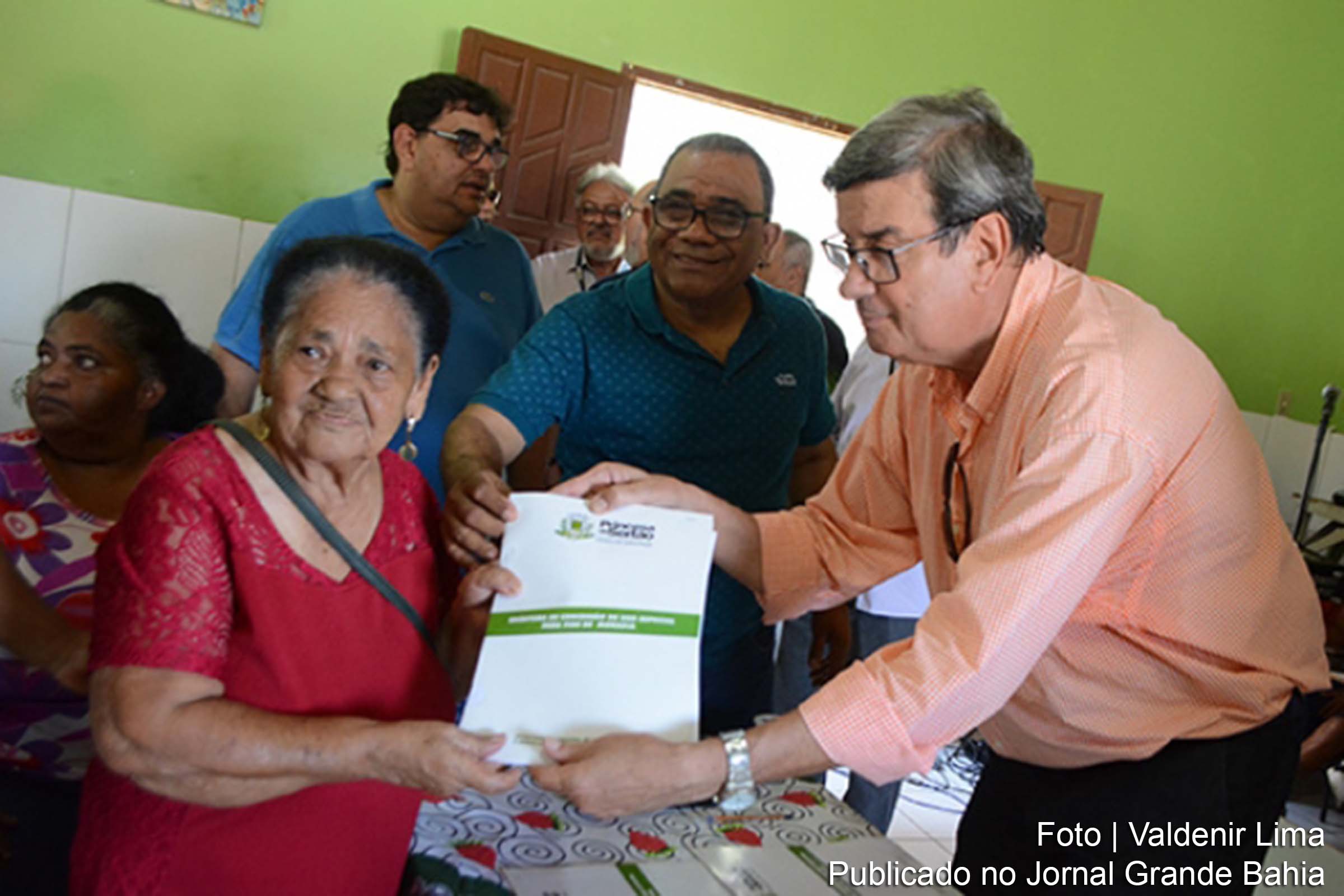 Prefeito Colbert Martins Filho realizou entrega dos títulos de propriedade de residências a Moradores da Fonte do Lili, no Bairro Queimadinha.