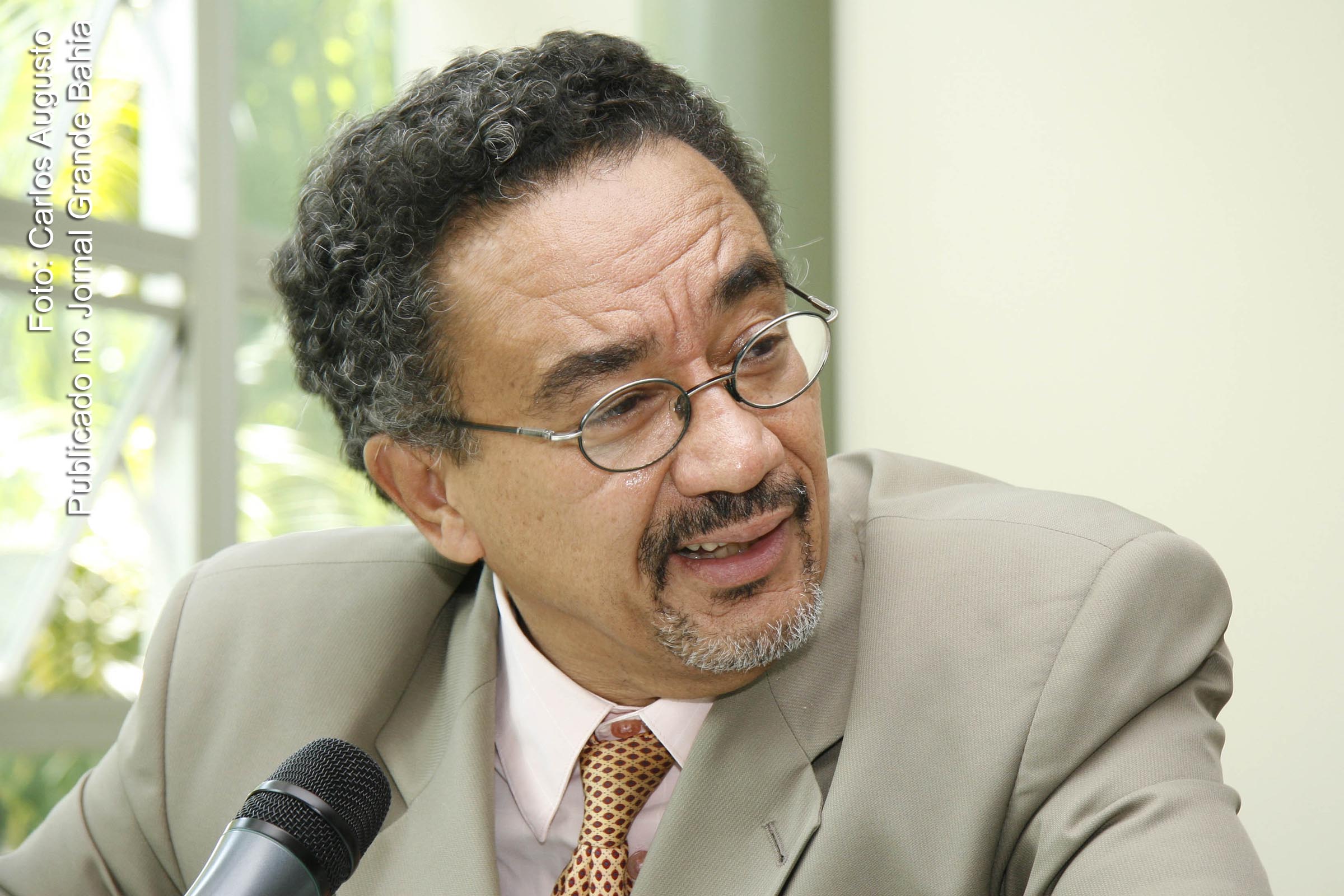 Muniz Sodré de Araújo Cabral, jornalista, sociólogo, tradutor, professor da Universidade Federal do Rio de Janeiro, na Escola de Comunicação e ex-presidente da Fundação Biblioteca Nacional.