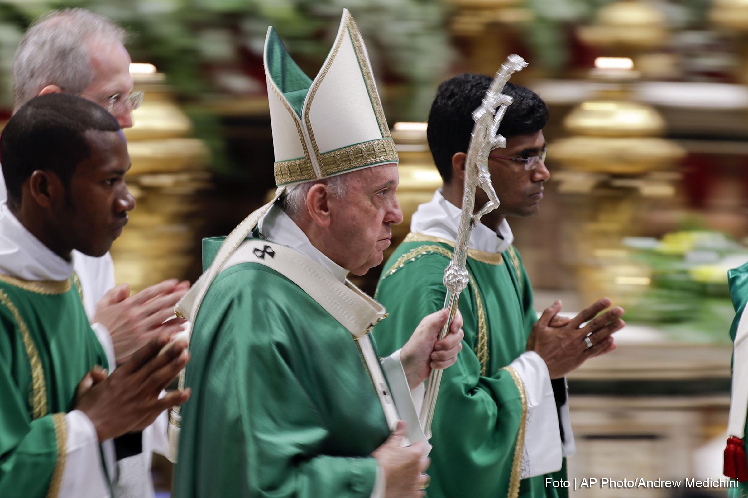 Segundo o Papa Francisco, ecologia também diz respeito às tradições perdidas por comunidades indígenas impactadas por grandes obras.