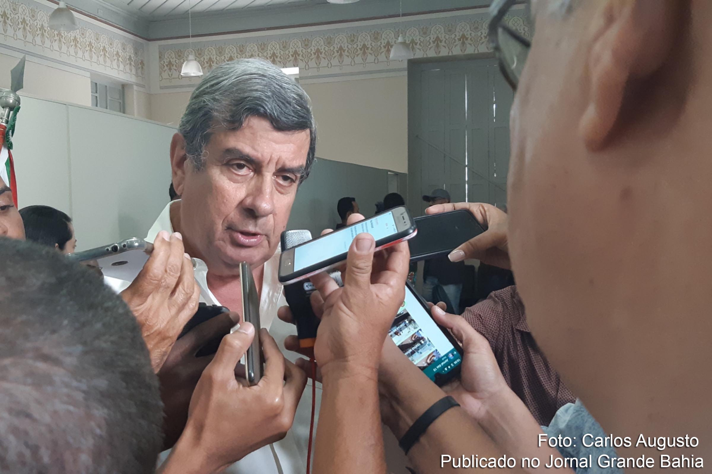 Prefeito Colbert Martins Filho critica atuação do governador Rui Costa, no combate aos focos de incêndio.
