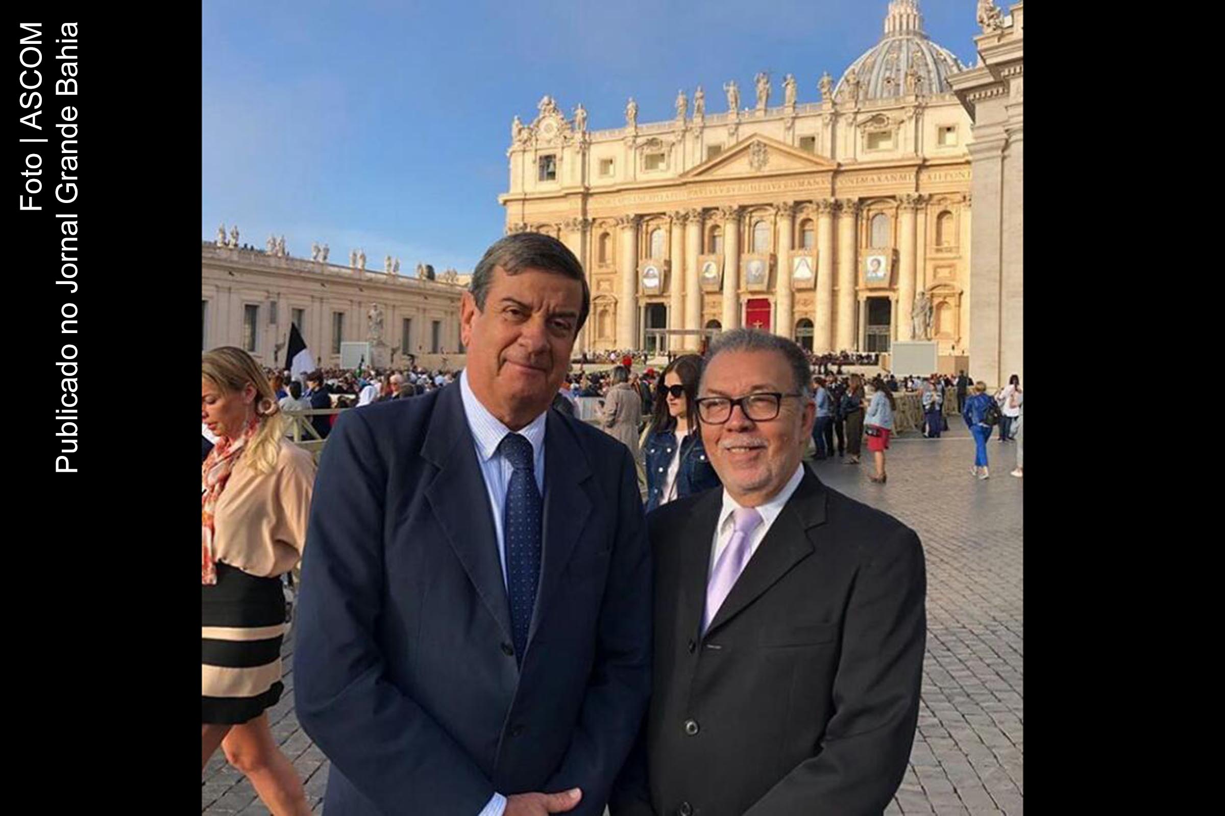 Prefeito Colbert Martins Filho e o secretário municipal Carlos Brito acompanham canonização de Irmã Dulce, em cerimônia presidida pelo Papa Francisco, na Praça São Pedro, no Vaticano.