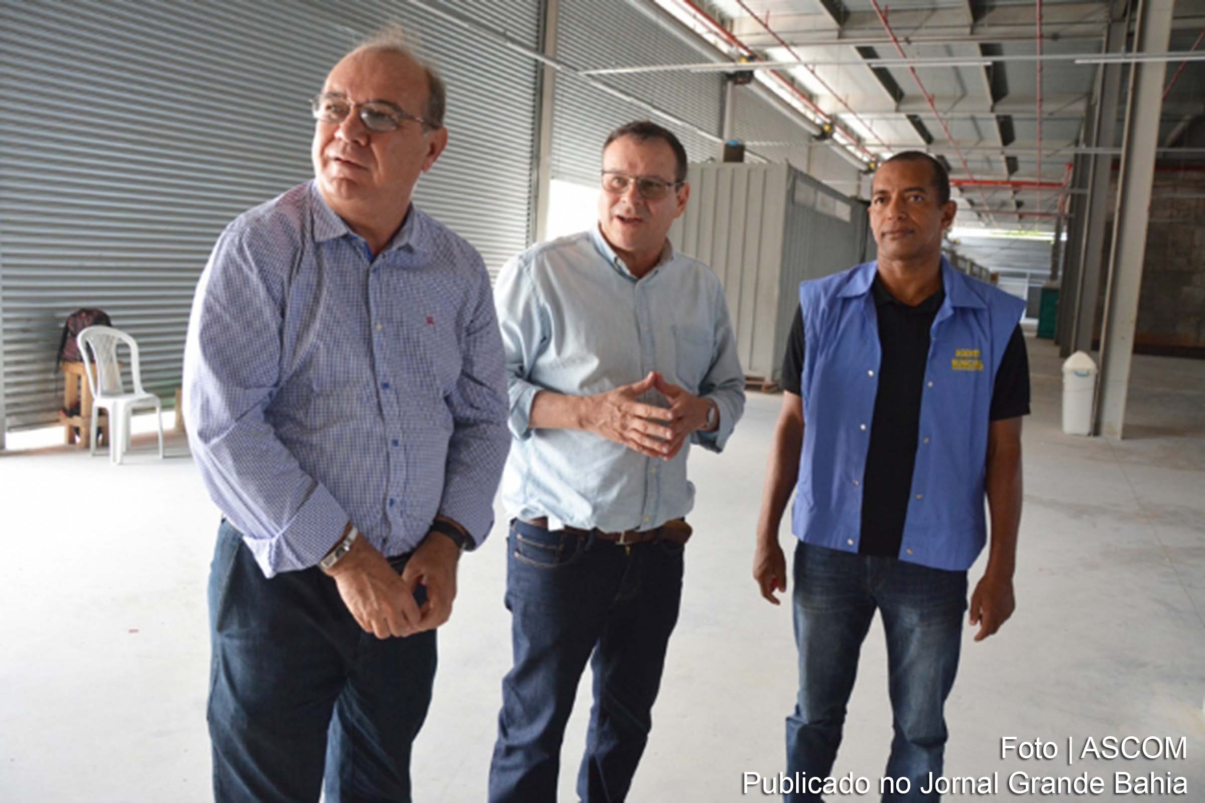 Prefeito em exercício, José Carneiro Rocha durante visita ao futuro entreposto destinado a acolher 1.800 camelôs.