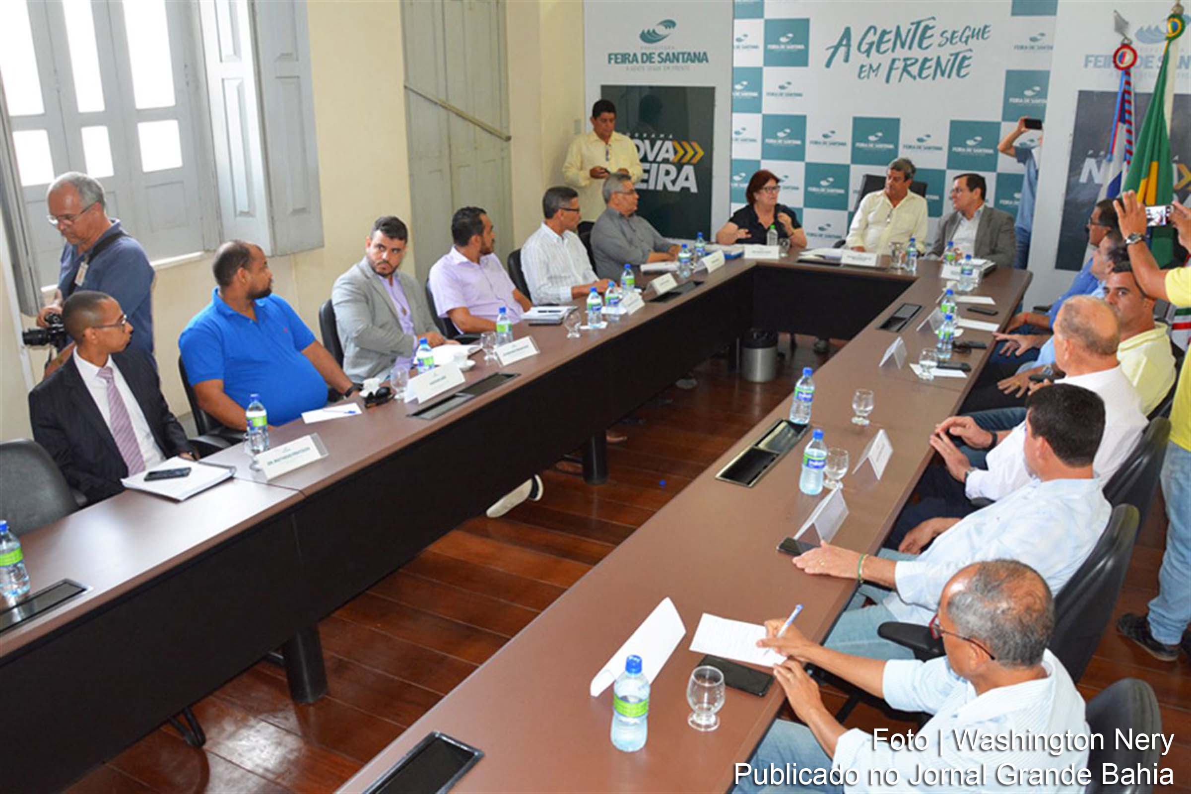 Prefeitos e secretários municipais discutem 'Modelagem Institucional Metropolitana' no Paço Maria Quitéria, sede da prefeitura de Feira de Santana.