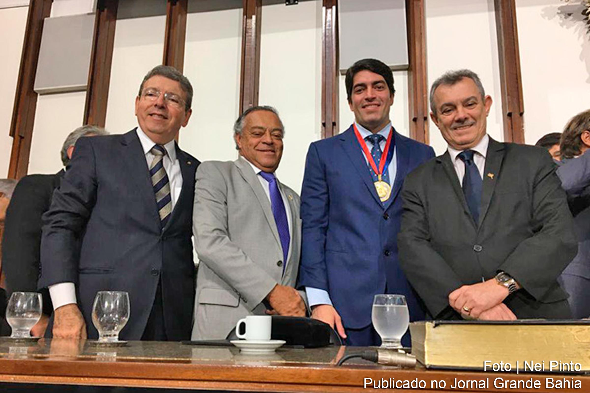 Representando o TJBA, os desembargadores José Olegário e Baltazar Miranda participaram da solenidade de outorga da Comenda 2 de Julho ao deputado federal Otto Alencar Filho, ocorrida na ALBA.
