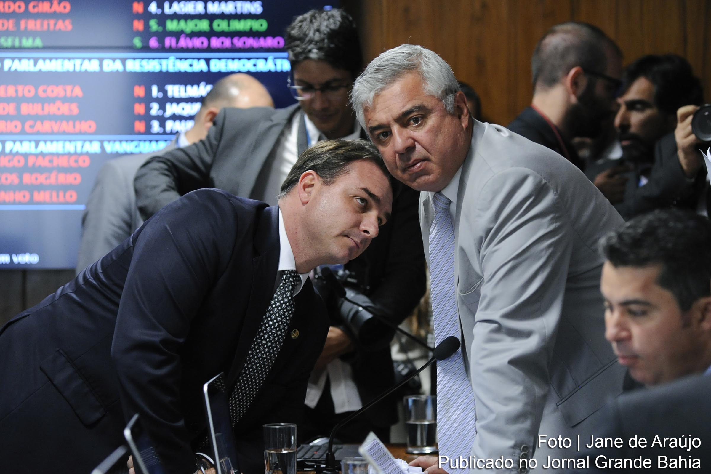 Senadores Flávio Bolsonaro (PSL-RJ) e Olimpio (PSL-SP), extrema-direita conflagrada troca ofensas.