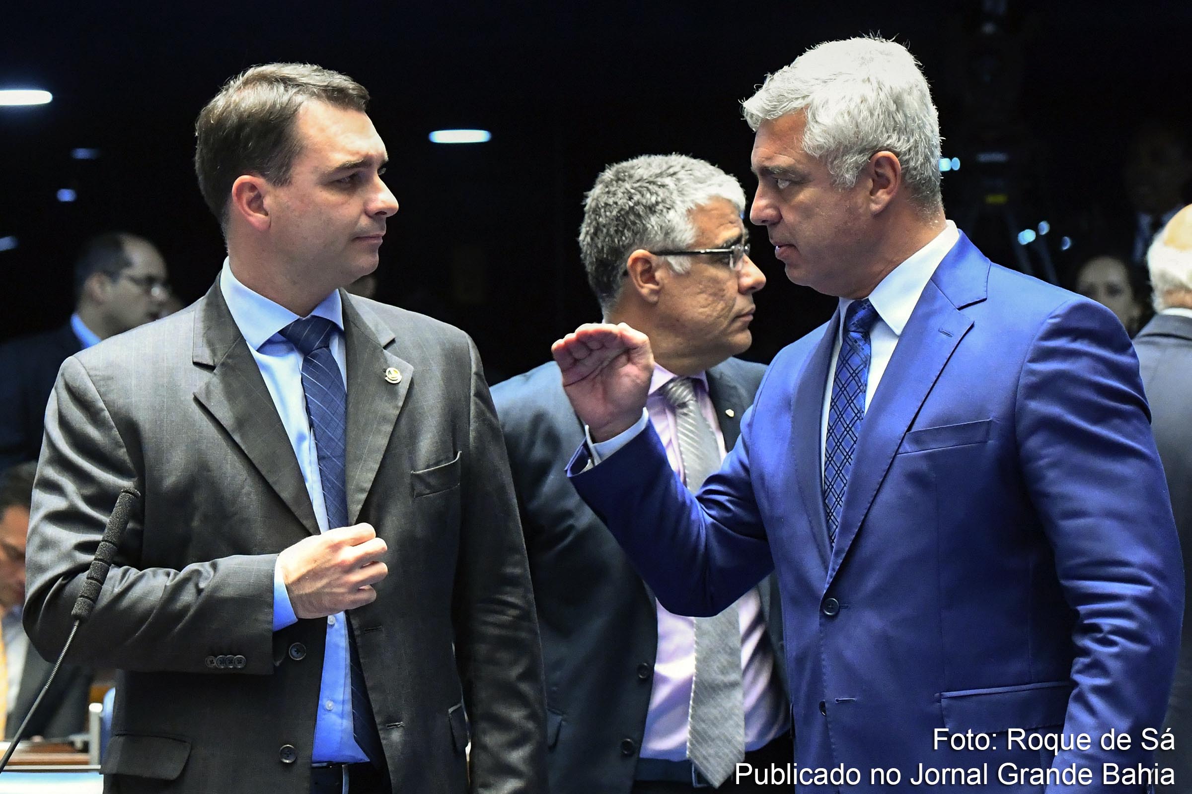 Senadores Flávio Bolsonaro (PSL-RJ) e Olimpio (PSL-SP). Baseado no autoritarismo, políticos bolsonaristas expõe vulgaridade e ofensas mútuas.