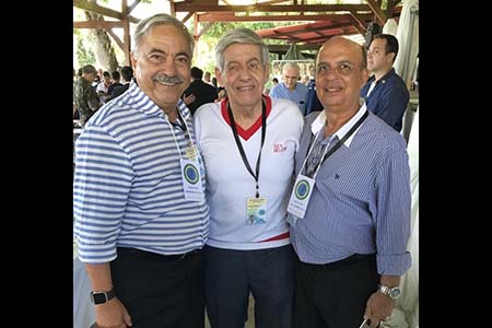 Cel. Cristovão Rios de Brito com o colega Coronel Cabral e o General Heleno, do Gabinete da Presidência da República, nas comemorações dos 50 anos de formatura da sua turma na PM baiana. O Coronel Cabral também integra a seleta relação de condecorados com o honroso troféu pelos relevantes serviços prestados à Policia Militar do Estado e a comunidade baiana.