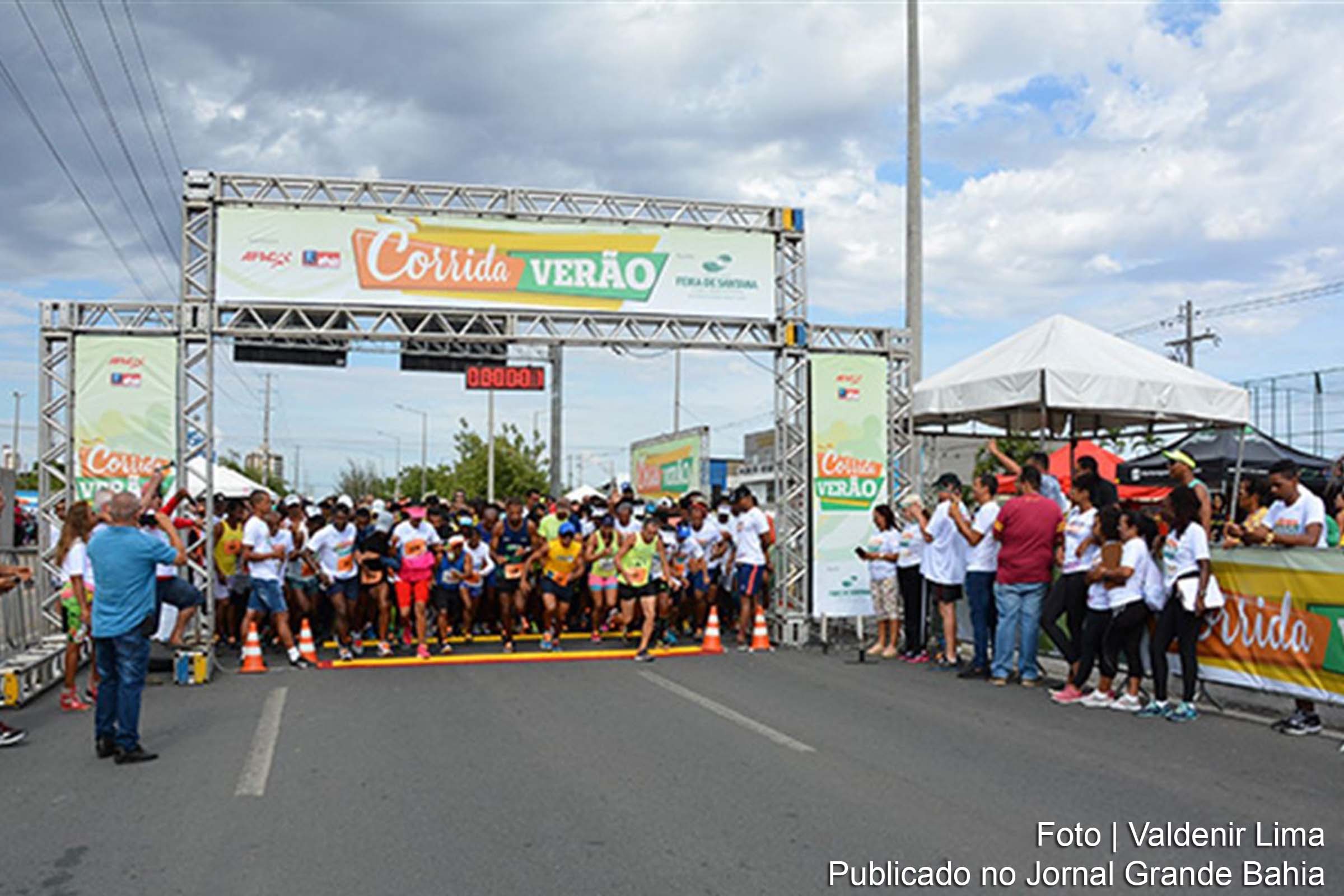 Para participar da corrida os atletas contribuíram com uma lata de leite. O alimento será distribuído para entidades filantrópicas de Feira de Santana.