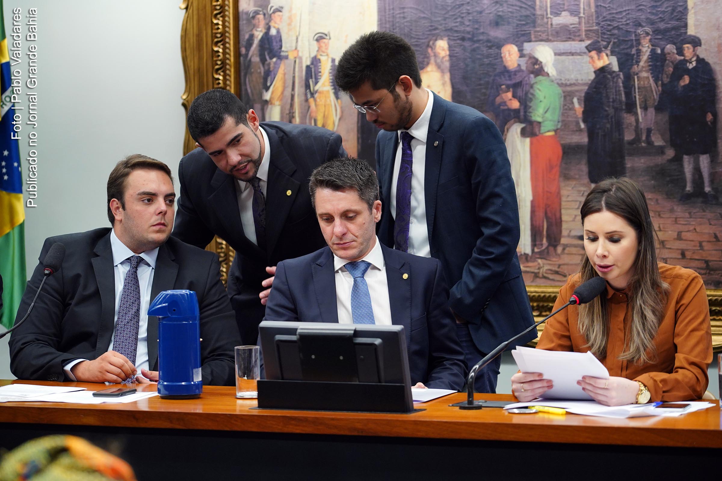 Deputada Caroline de Toni lê parecer. Conforme o texto aprovado pela CCJ da Câmara dos Deputados, a ação penal se encerra na segunda instância, onde ocorre o trânsito em julgado (permitindo a execução da pena de prisão).