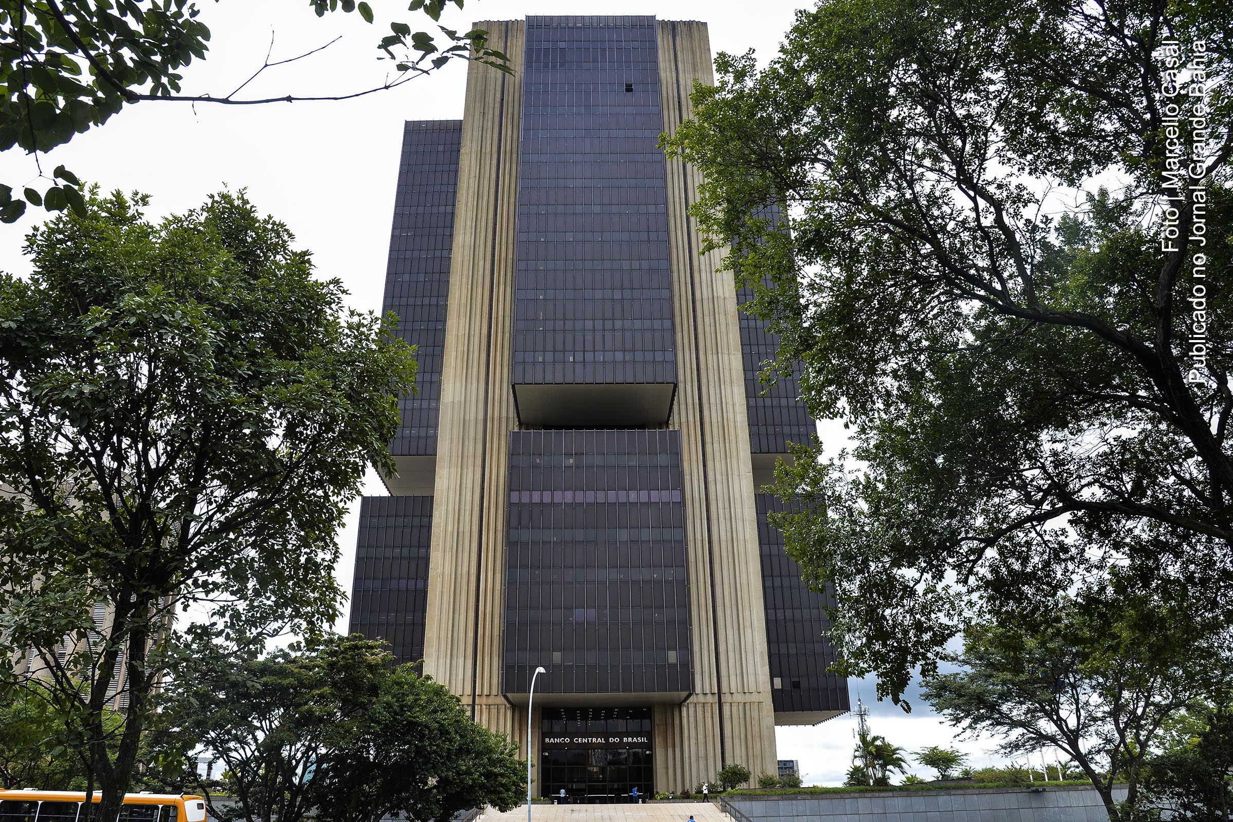 Governo Bolsonaro limita juros do cheque especial a 150% ao ano e autoriza tarifa nova para a linha