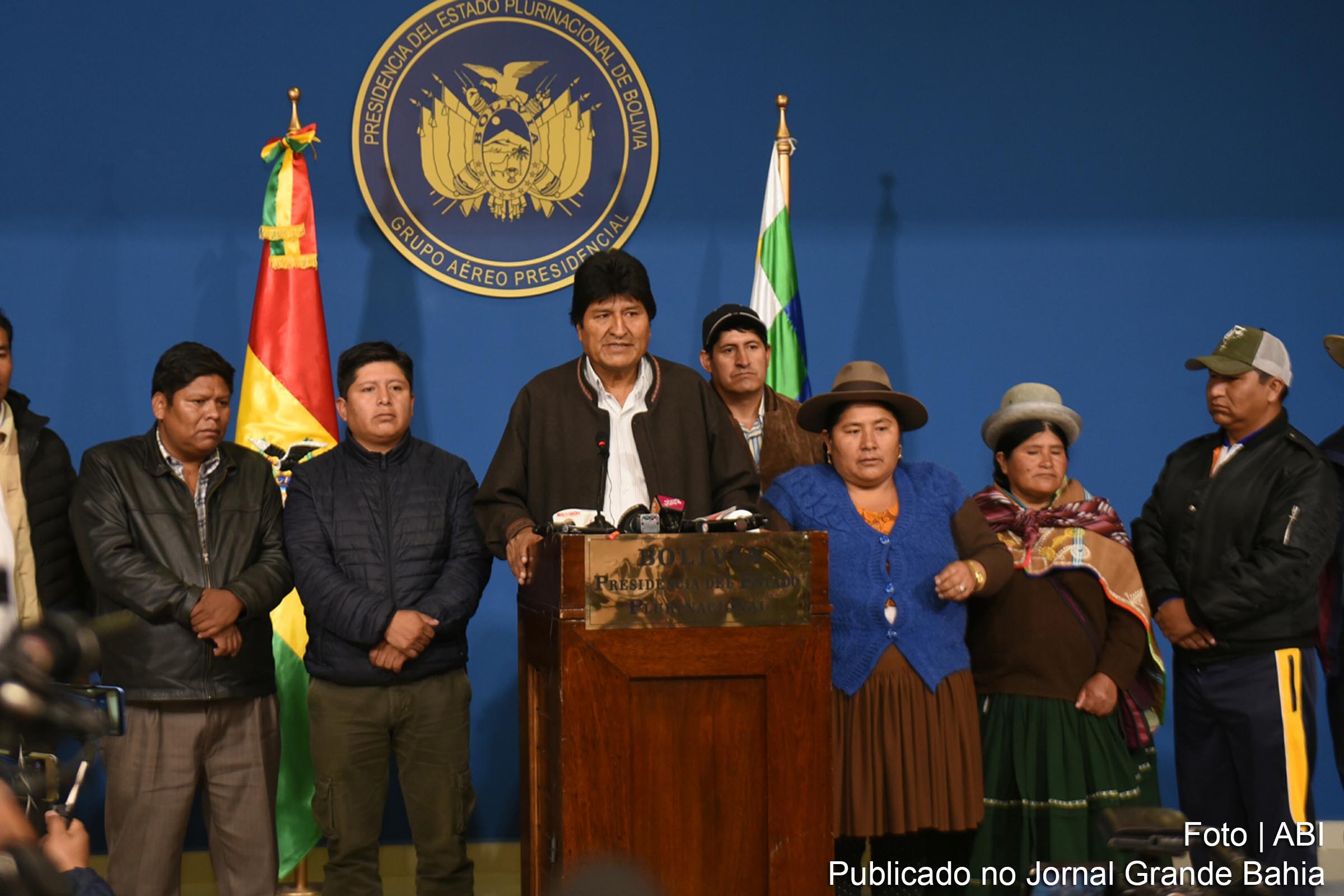 Evo Morales renuncia à presidência da Bolívia após golpe da oposição.
