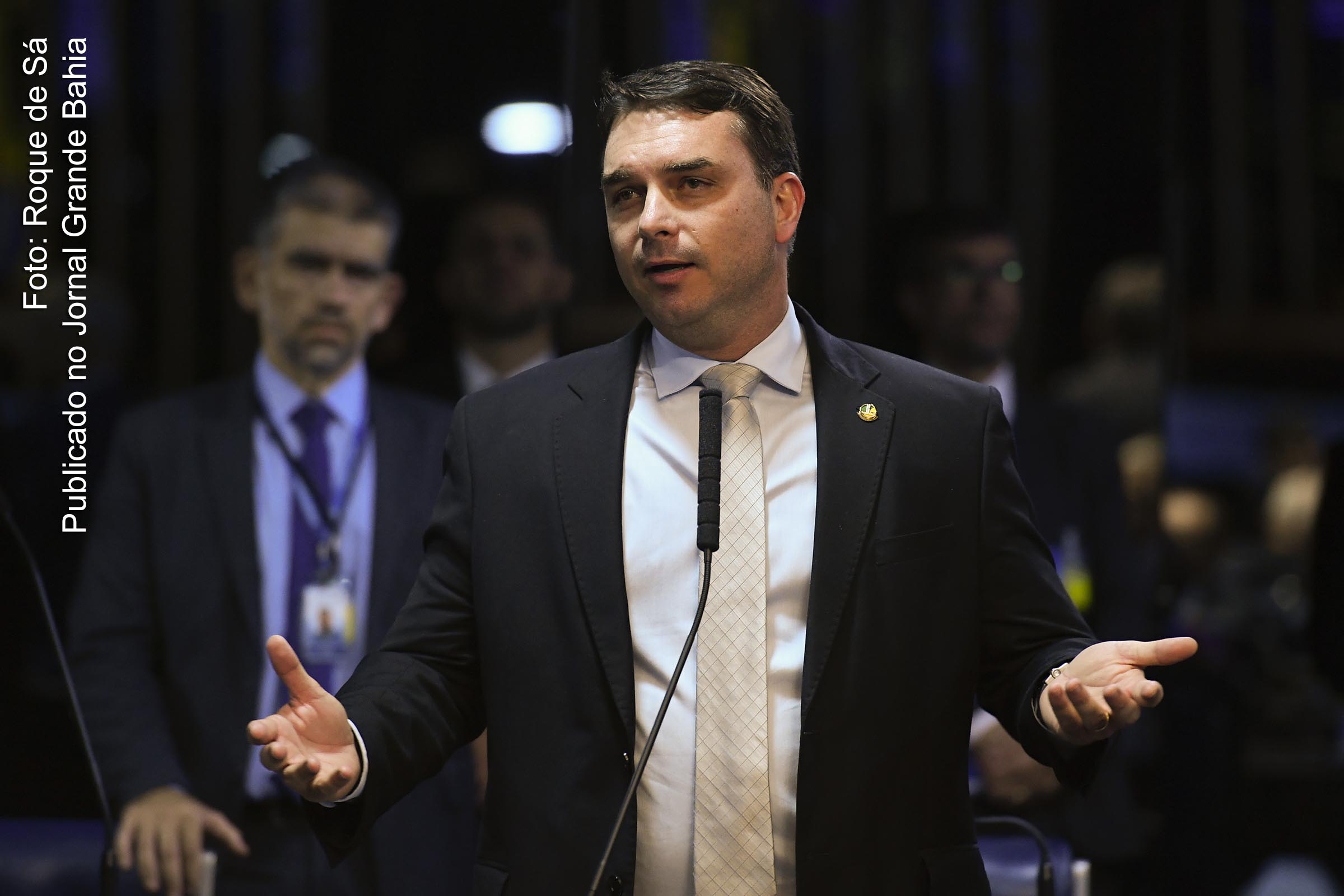 Inquérito aberto em setembro de 2019 investiga eventual improbidade administrativa quando o senador Fávio Bolsonaro era deputado estadual no Rio de Janeiro. Entre os alvos estão parentes de Ana Siqueira Valle, ex-mulher de Jair Bolsonaro, afirma jornal.