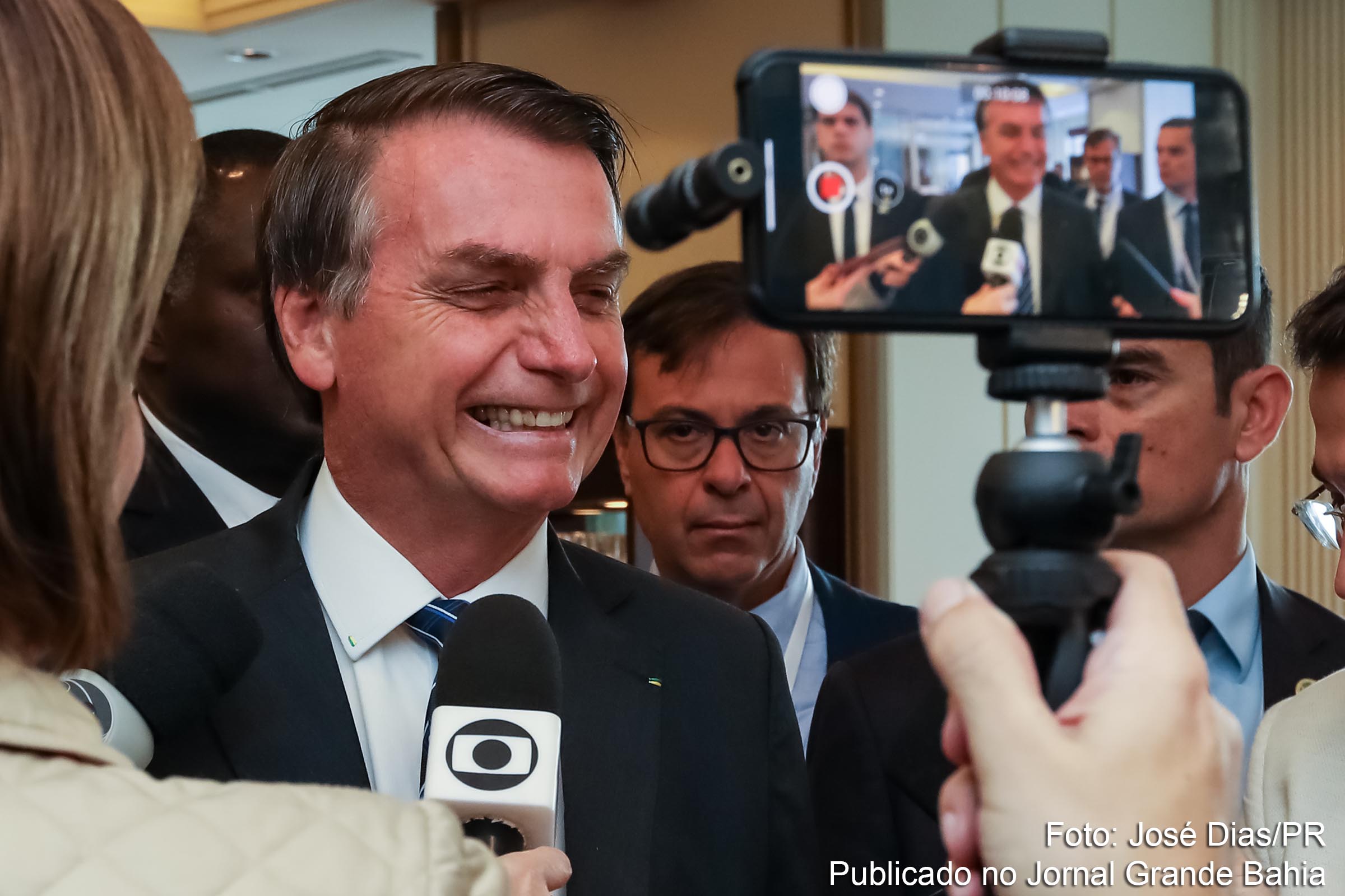 Extremista de direita, Jair Bolsoanro encara a essência de um néscio na presidência da República.